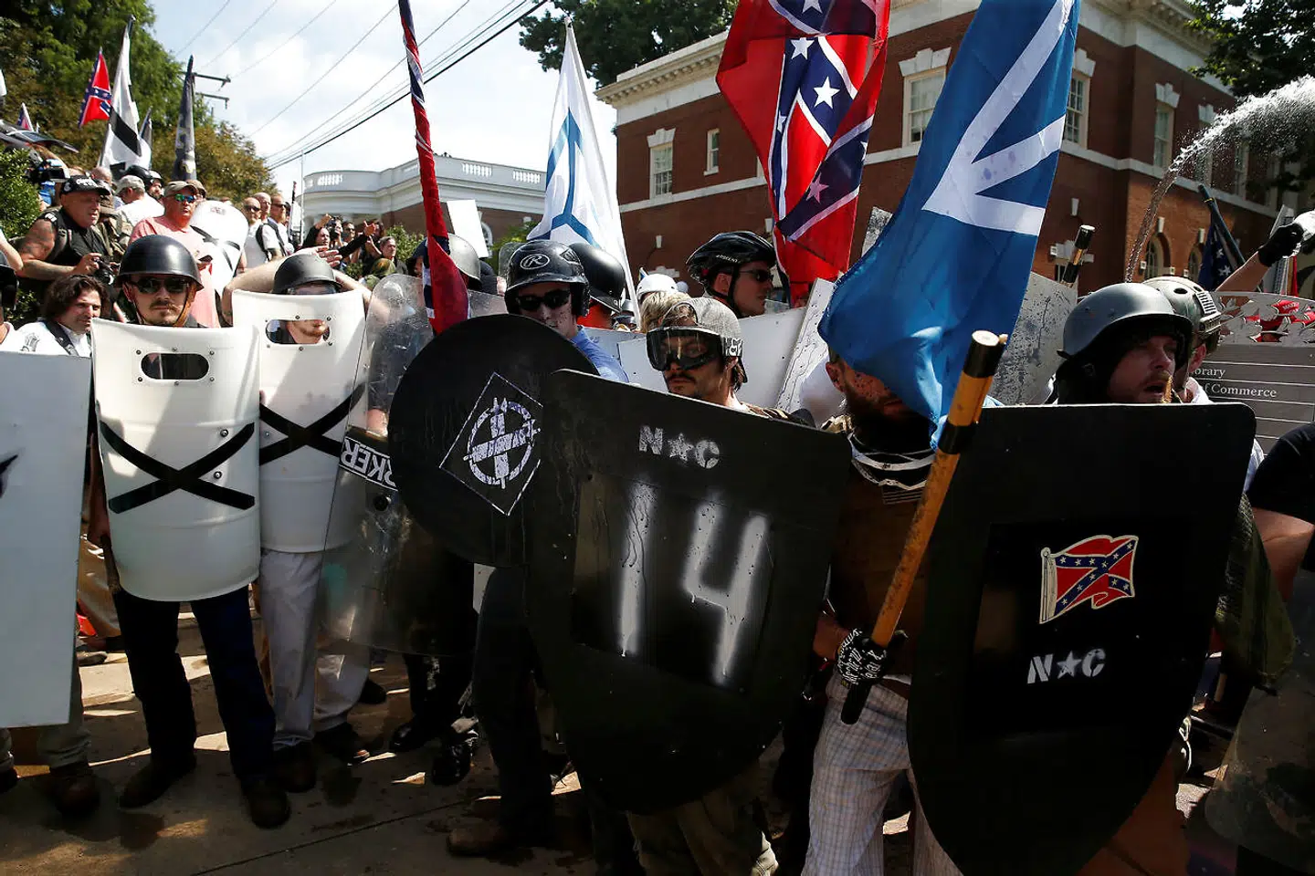 Forkæmpere for hvidt overherredømme bag skjolde og klar til kamp med moddemonstranter i Charlottesville, Virginia, 12. august 2017. REUTERS/Joshua Roberts