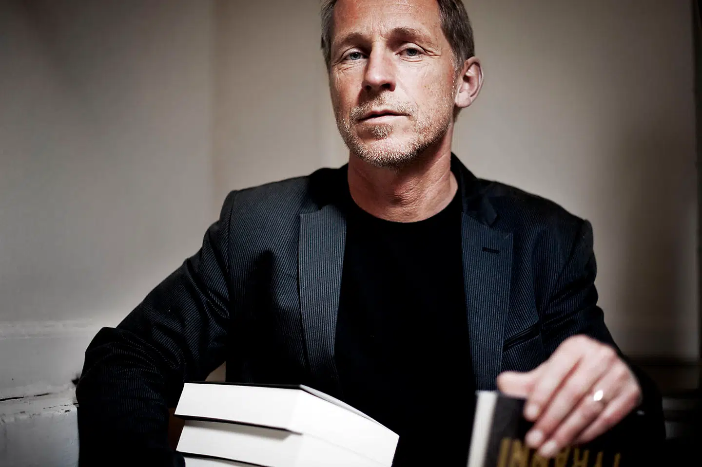 »Alle bøger er jo til for at blive diskuteret og også nogle gange kritiseret, men det skal foregå i den offentlige debat, det skal ikke foregå ved at fjerne bøger, som er udgivet,« siger Kim Hundevadt, forlagschef på Politikens forlag.