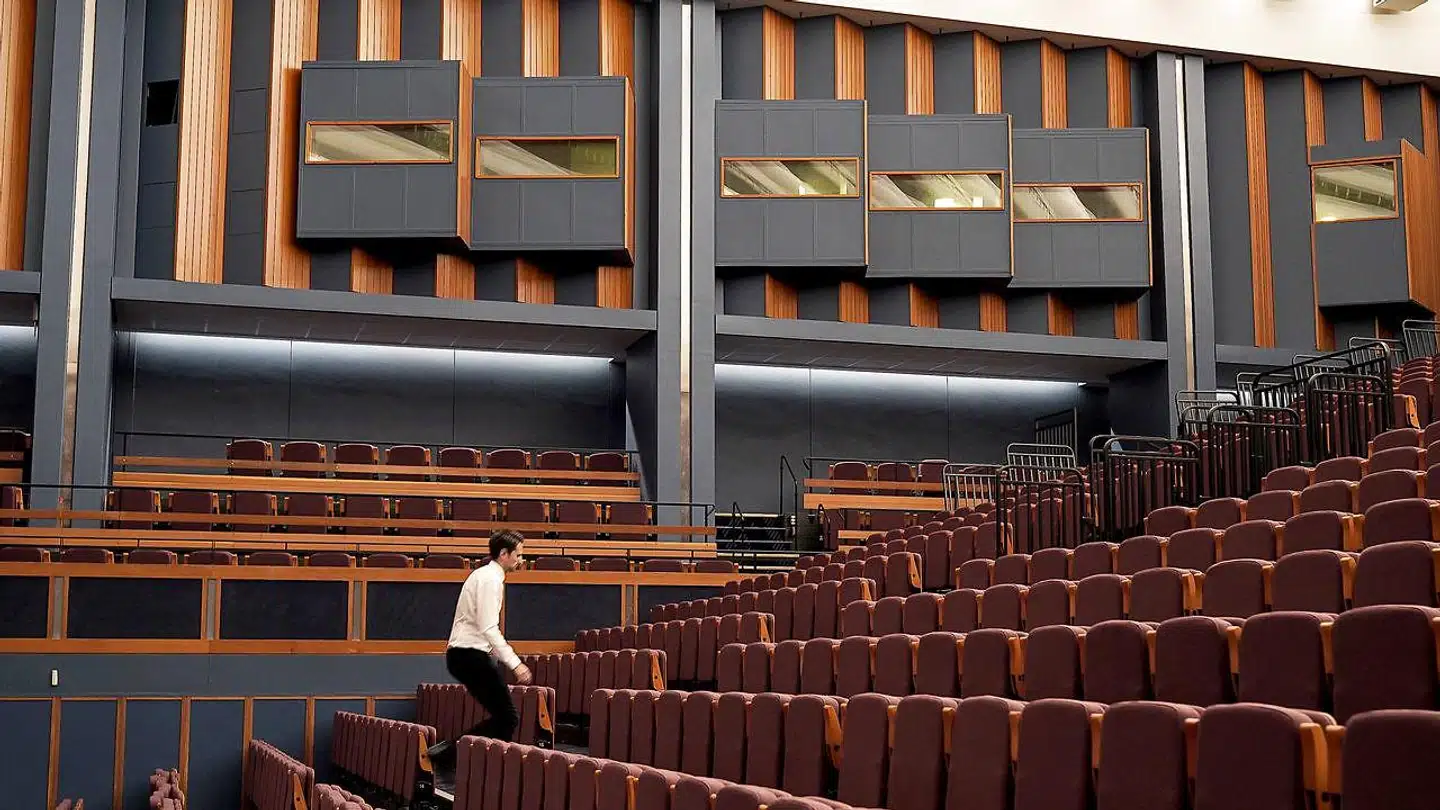 Falkoner Salen er stadig kompleksets absolut bedste element og står heldigvis nogenlunde intakt. Stadig med de oprindelige tolkebokse, der giver mindelser om en anden tid, da ikke alt foregik på engelsk.