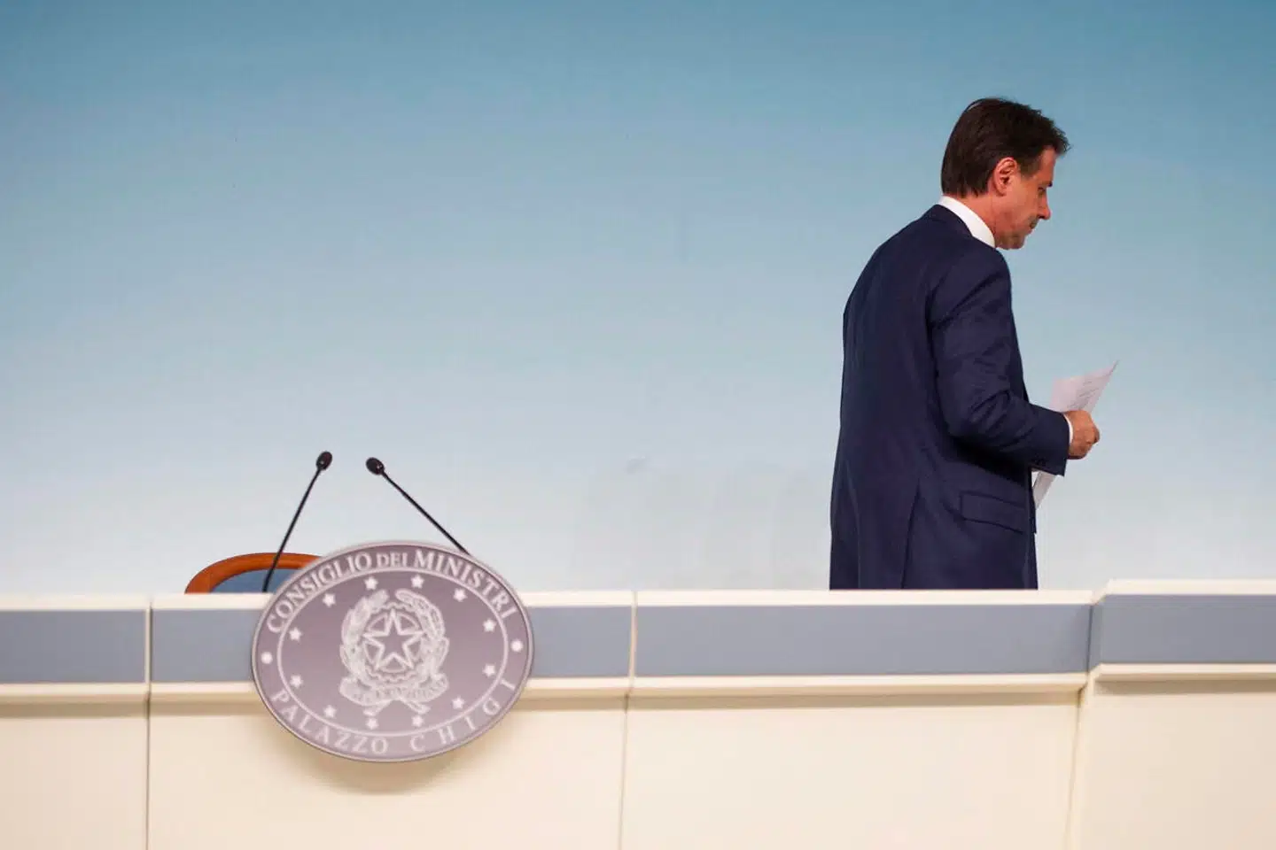 Premierminister Giuseppe Conte forlader podiet efter et pressemøde. Den indtil for kort tid siden ukendte advokat blev hentet ind fra højre af partierne bag regeringen, men han har tilsyneladende ikke tænkt sig at forlade den politiske scene igen ad bagdøren.