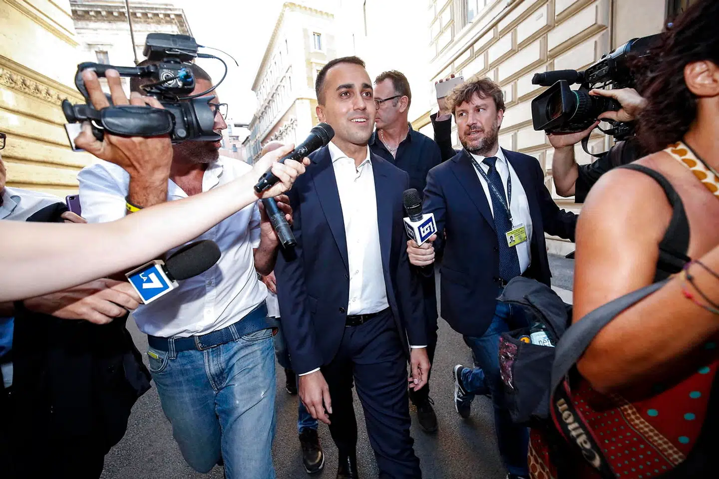 Luigi Di Maio, forlader regeringspaladset efter et møde med premierminister Giuseppe Conte torsdag aften. Femstjernebevægelsens unge leder nægter, at han har tænkt sig at gå i seng med »fjenden« i form af en ny koalitionsregering med socialdemokratiske Partito Democratico. Men incitamentet er stærkt.