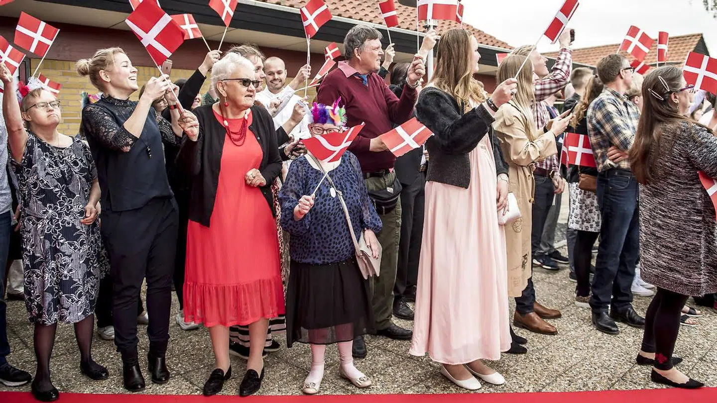 Folk foran Nyborgværkstedet under Dronningens sommertogt med Kongeskibet Dannebrog i Nyborg Kommune fredag den 31. maj 2019. Flaget Dannebrog fejrer i år 800-års jubilæum, men der er ikke længere sange om Dannebrog i Højskolesangbogen.