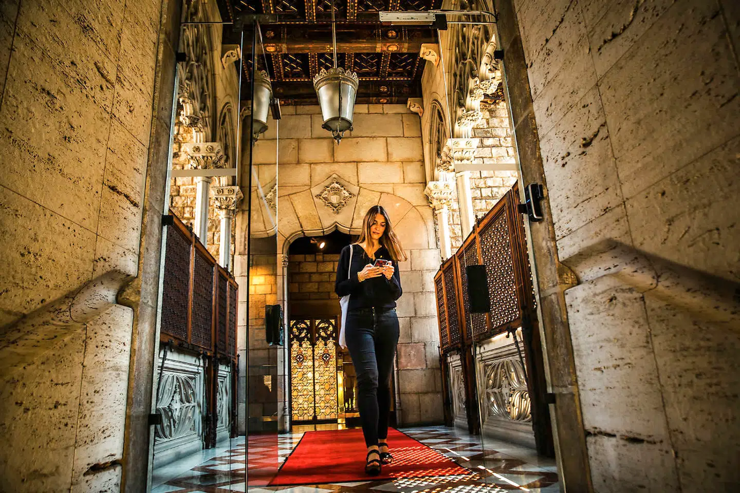 Den catalanske udenrigstjeneste har til huse i et gotisk palads, hvis ældste dele er bygget i 1200-tallet. En daglig påmindelse om tiden før samlingen af Spanien, da Catalonien var hjertelandet i det vidtstrakte kongerige Aragonien.