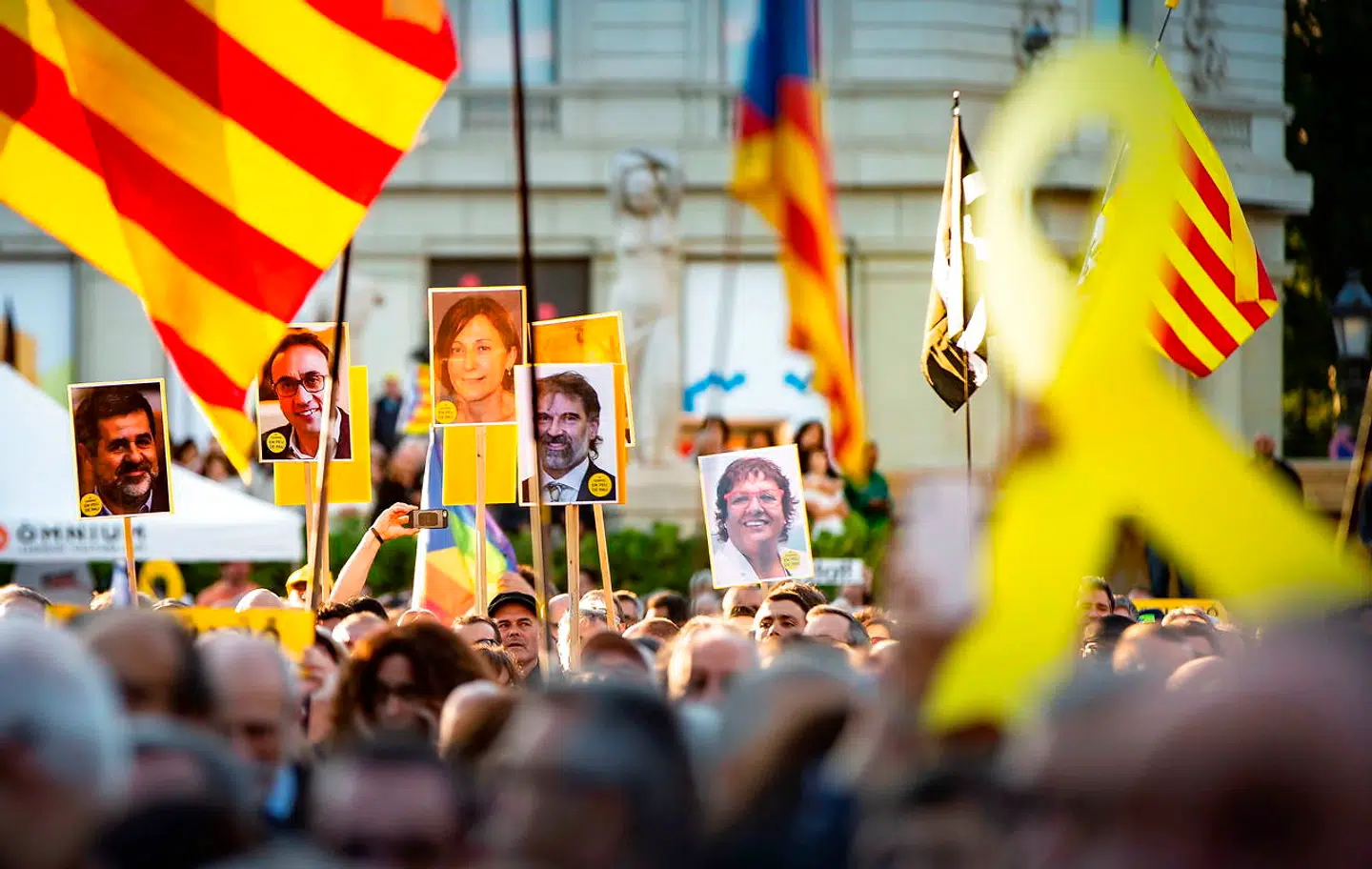 Protestdemonstration mod den lagvarige varetægtsfængsling af de catalanske separatistledere tidligere på sommeren. Den gule sløjfe, som Helle Kettner Høeberg også bærer, er symbol på støtten til, hvad separatisterne anser for at være politiske fanger.