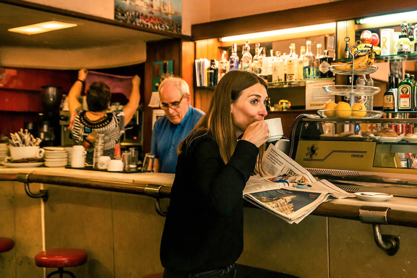 Helle Kettner Høeberg får sig en kop kaffen på stambaren nær sin arbejdsplads i det centrale Barcelona. Hyggesnakken med ejerne foregår på catalansk.