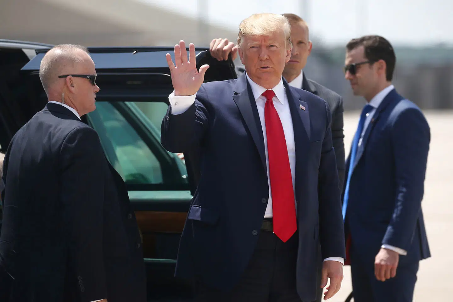 Trump vinker, før han går ombord på Air Force One for at flyve videre til El Paso efter at have besøgt gerningsstedet for weekendens masseskyderi i Dayton, Ohio. REUTERS/Leah Millis