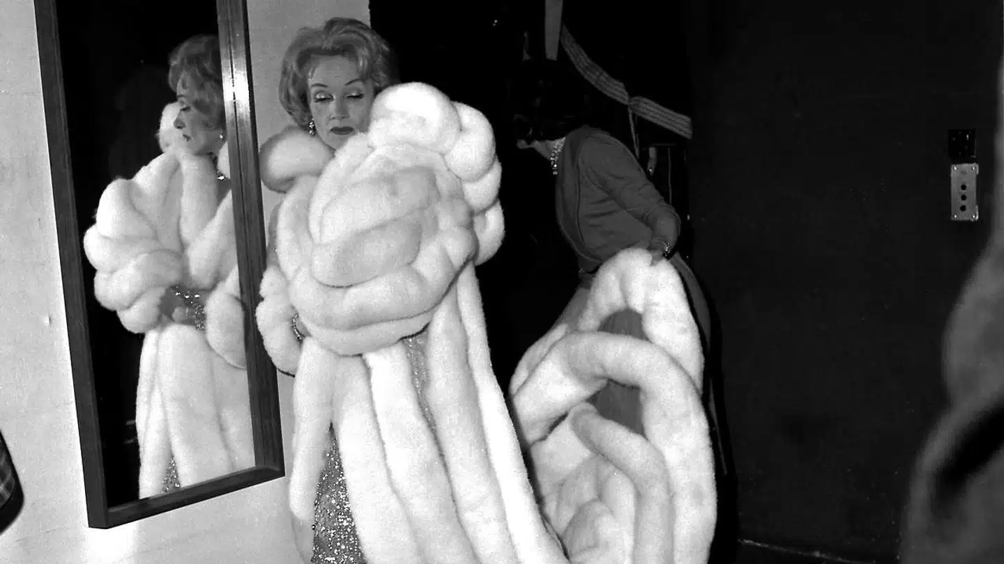 Von Kopf biss Fuss auf Liebe eingestellt: Marlene Dietrich i Glassalen i Tivoli, 1960. Angiveligt flettede hun sit eget hår i stramme små fletninger, der løftede hendes pande, inden hun fik parykken på.