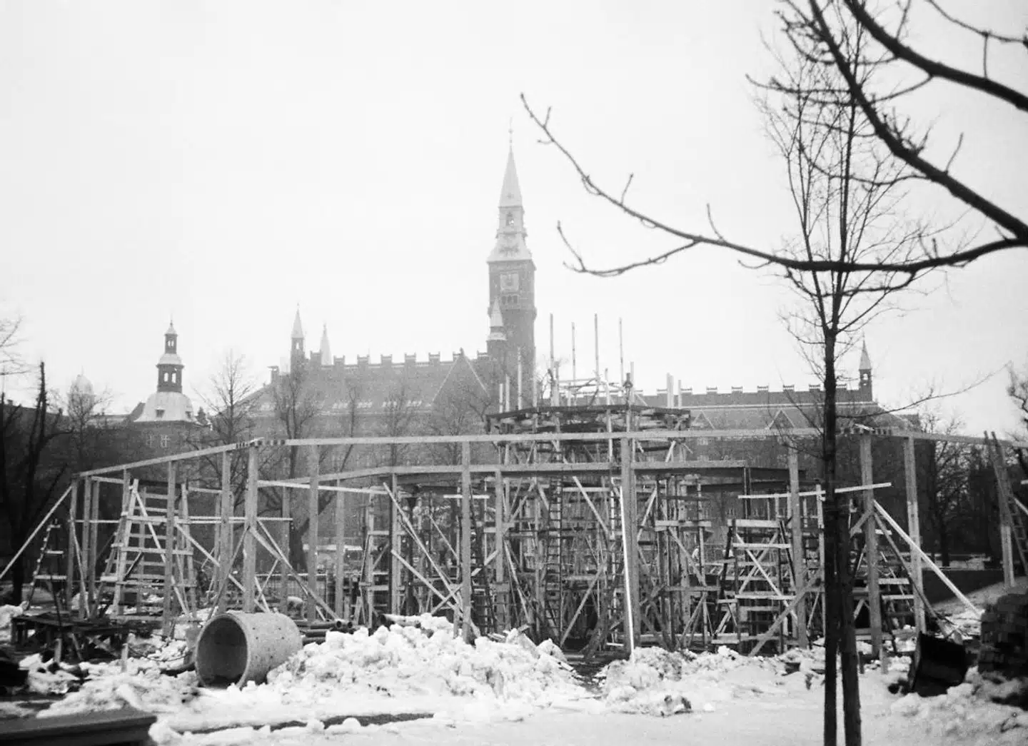 Efter den totale ødelæggelse blev Glassalen bygget op igen. Det var arkitekten Poul Henningsen, der forestod genopbygningen. Han genskabte i det store og hele salen, men tilføjede sine egne ideer rundt omkring. I 1956 stod han igen i spidsen for en større renovering.