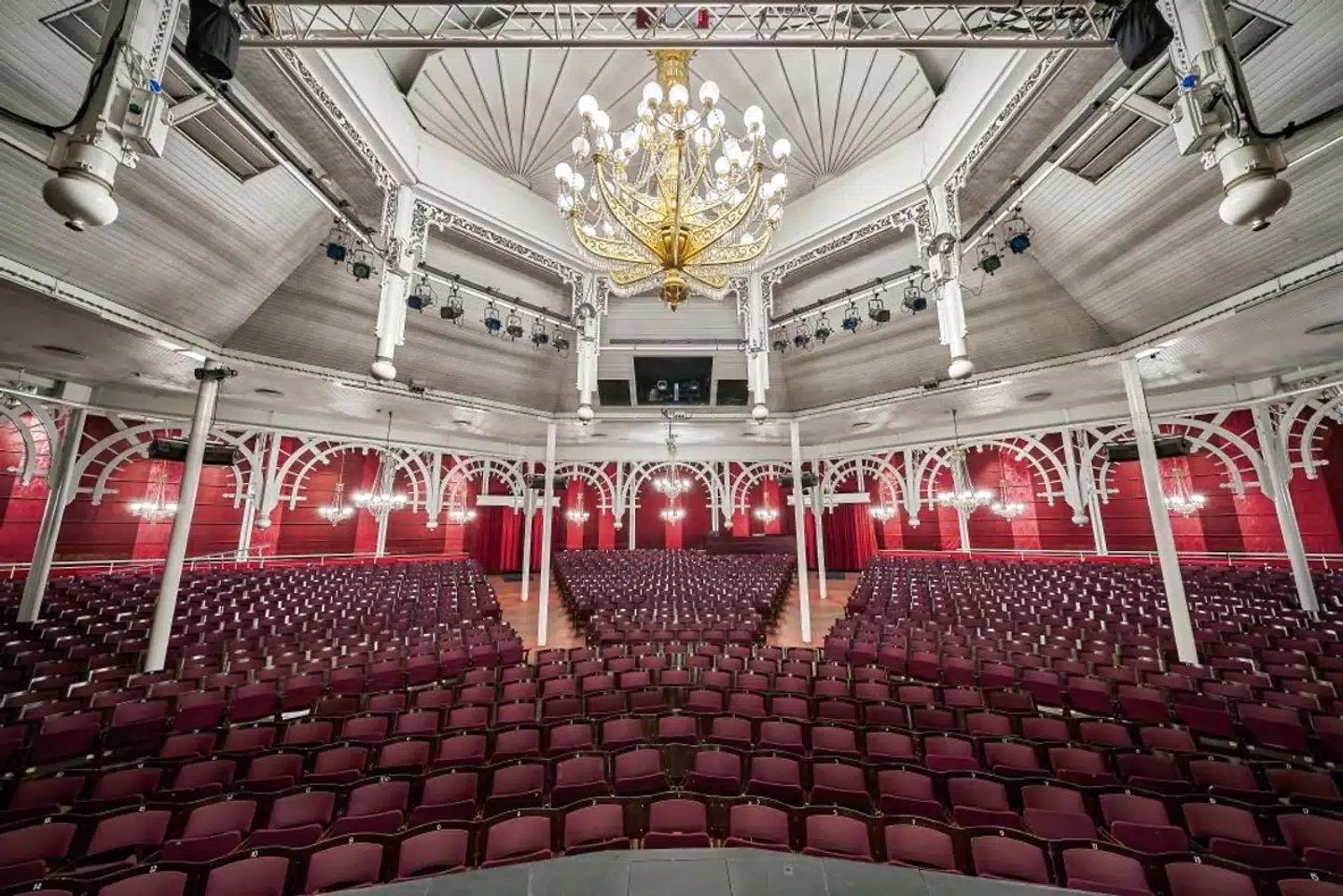 Glassalen kan rumme lige under 1000 tilskuere. Lysekronen kan hejses op i kuplen – et signal til, at nu går forestillingen i gang.