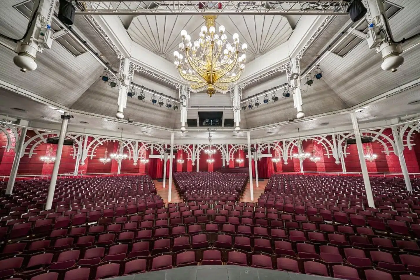 Glassalen kan rumme lige under 1000 tilskuere. Lysekronen kan hejses op i kuplen – et signal til, at nu går forestillingen i gang.