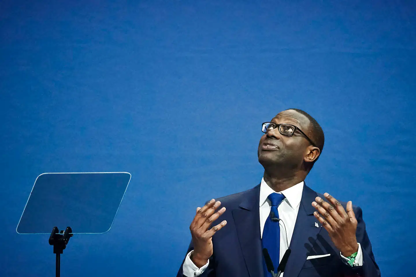 Topchef i Credit Suiss Tidjane Thiam har sagt til Financial Times, at banken overvejer at opkræve gebyrer fra private kunder for med hans egne ord at »udligne trykket« fra den negative rente.