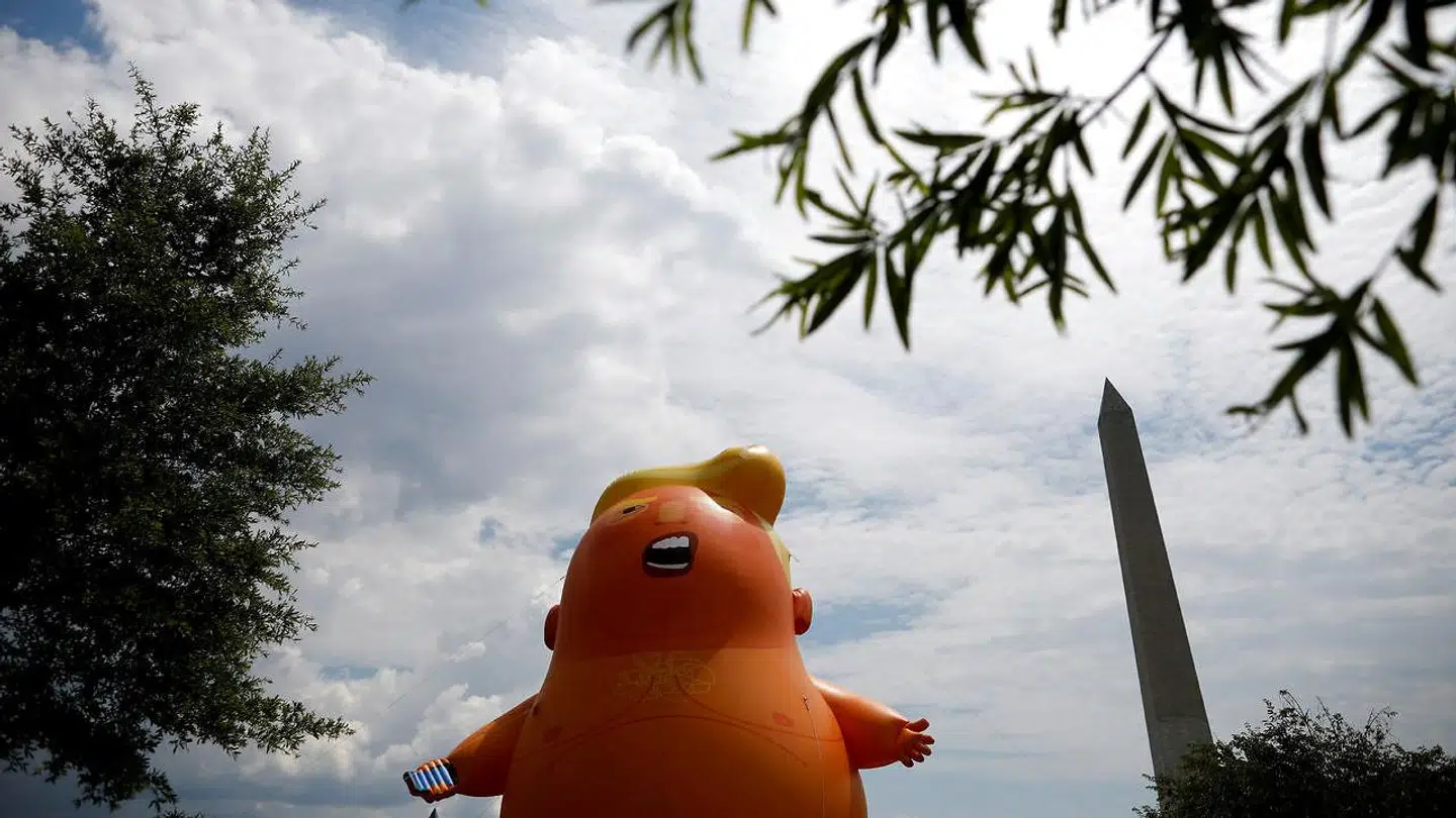 Baby-Trump ses ofte ved demonstrationer mod den amerikanske præsident (på billedet i Washington) og administreres af aktivistgruppen The Nannies. REUTERS/Carlos Barria