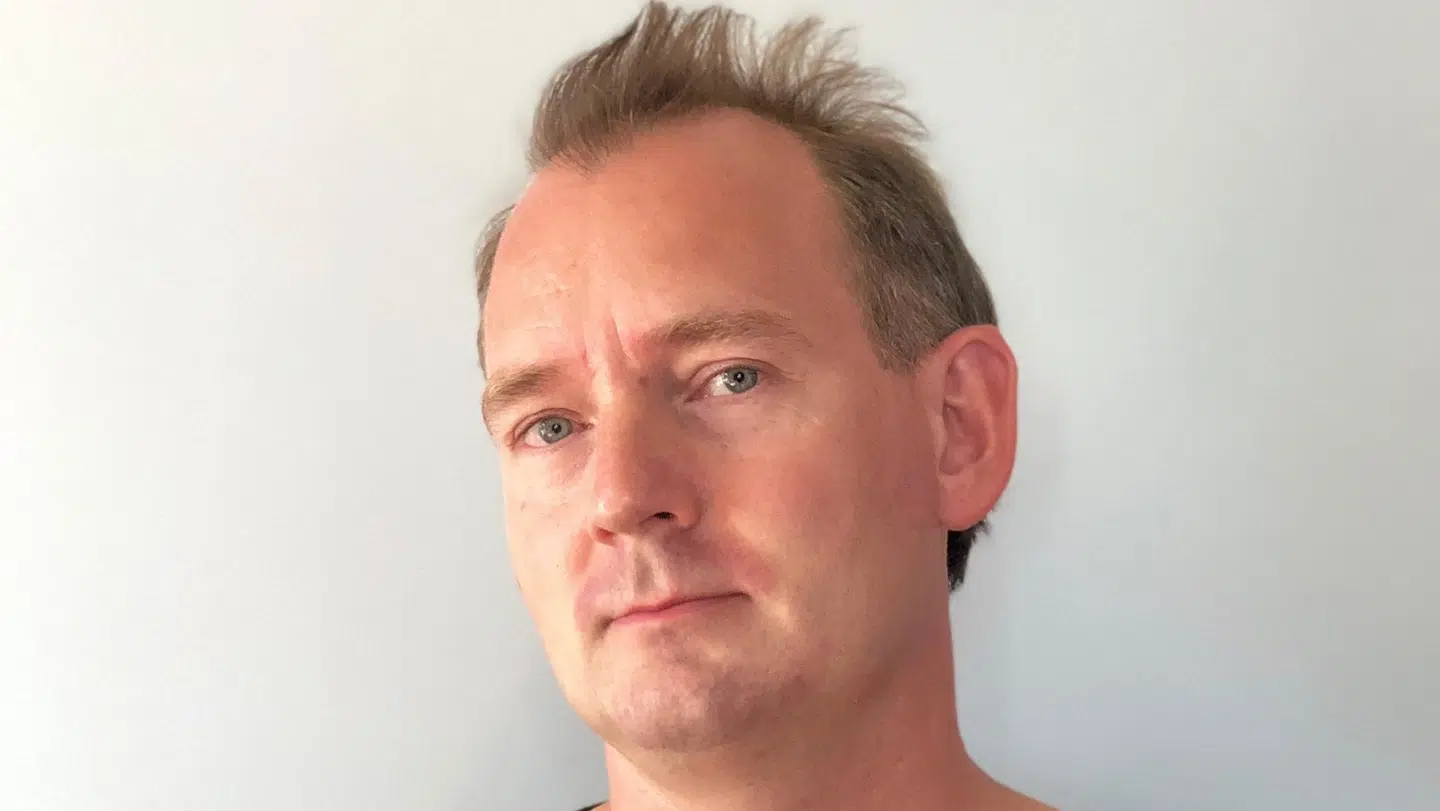 Jeg har været i tvivl om hvorvidt jeg ville optræde som anonym sponsor, men på den anden side virker det også unødigt suspekt. Og jeg vil gerne stå ved det, jeg gør. Jeg er bare en velhavende familiefar der gerne vil bidrage med lidt satire, siger Nicholas Francis, der betaler for at få Trump-ballonen til Danmark. privatfoto