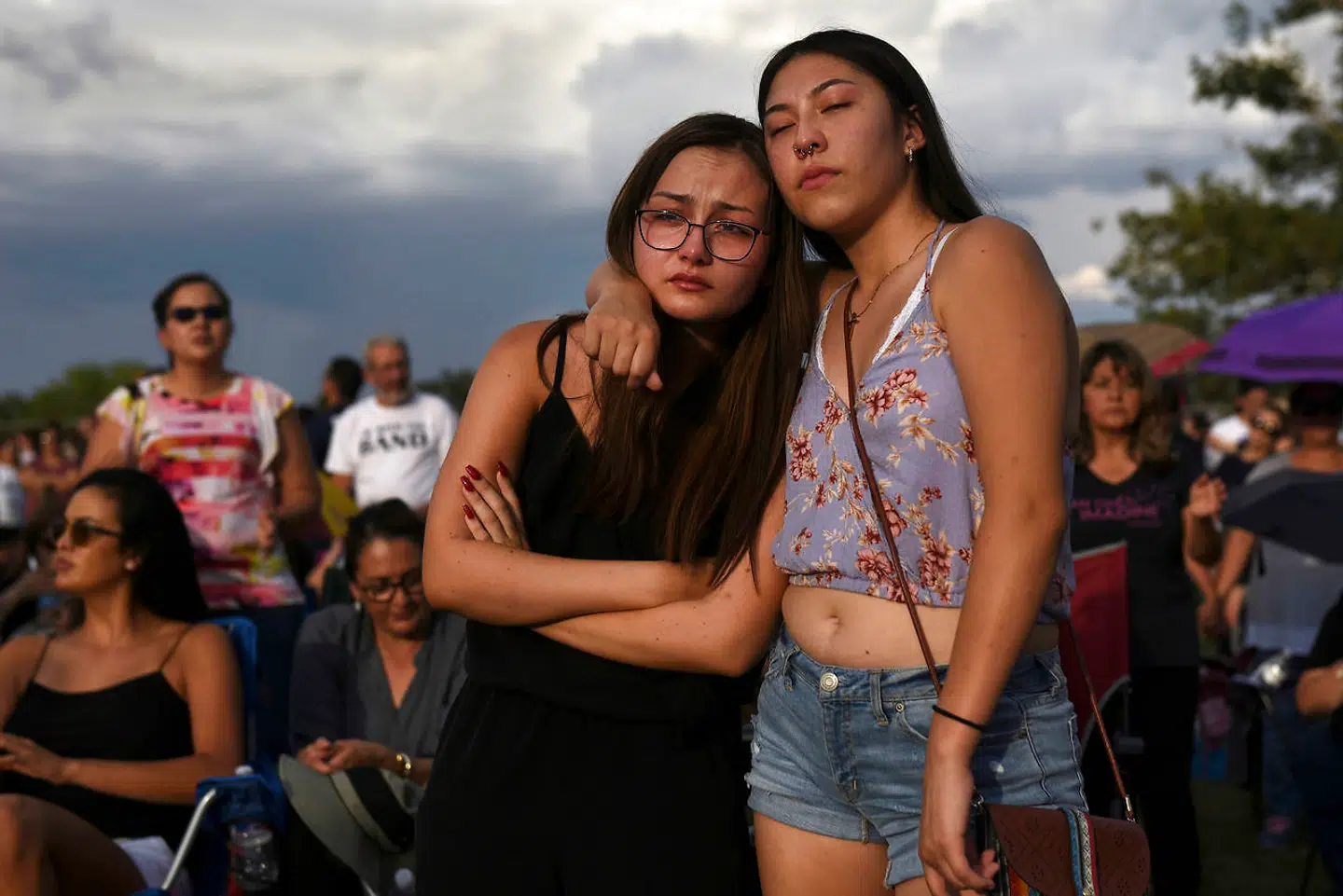 Amber Ruiz og Jazmyn Blake omfavner hinanden ved en mindehøjtidelighed efter masseskyderiet i El Paso, Texas.