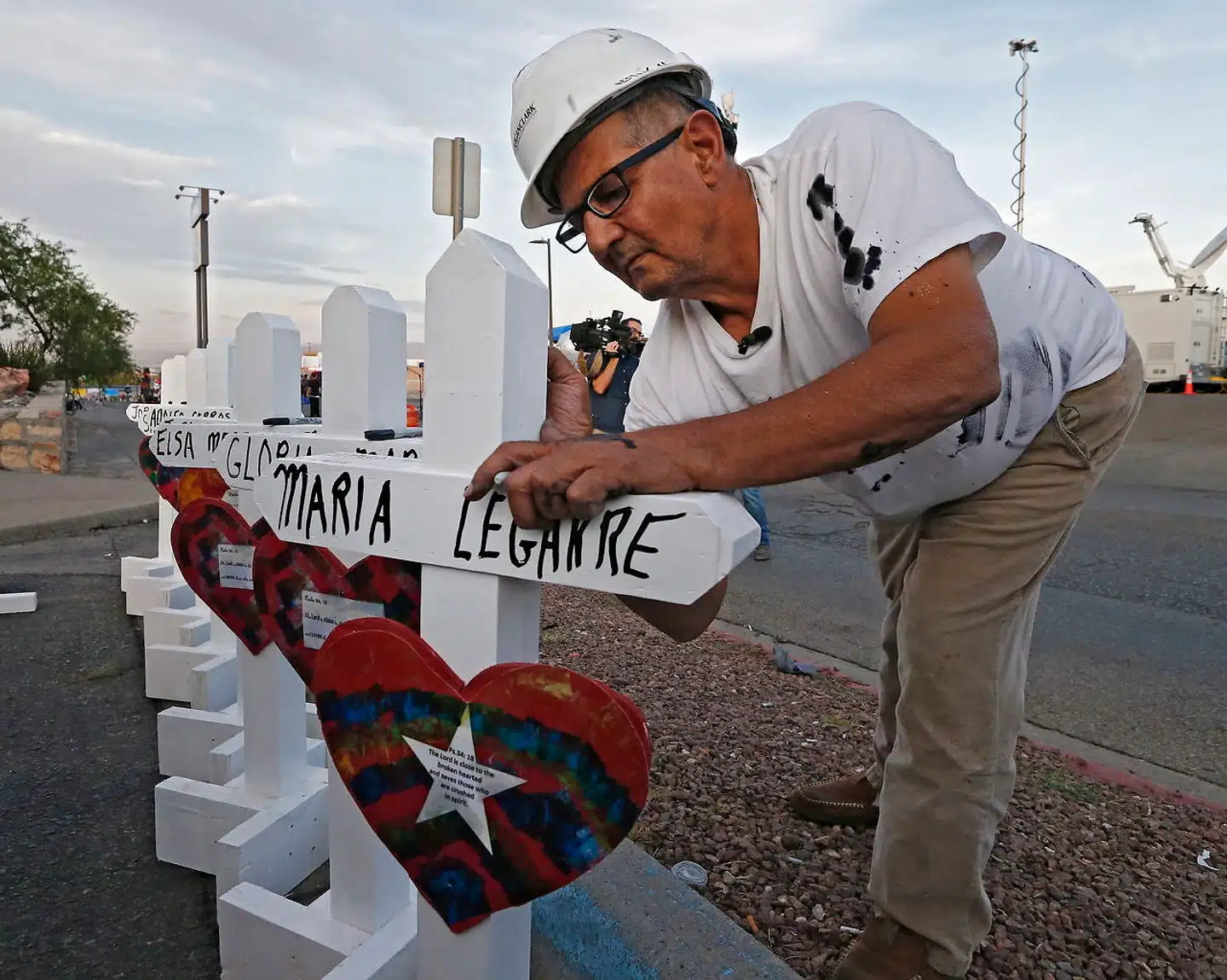 Greg Zanis sætter hvide kors op - et for hver af de 20 dræbte i El Paso. EPA/LARRY W. SMITH