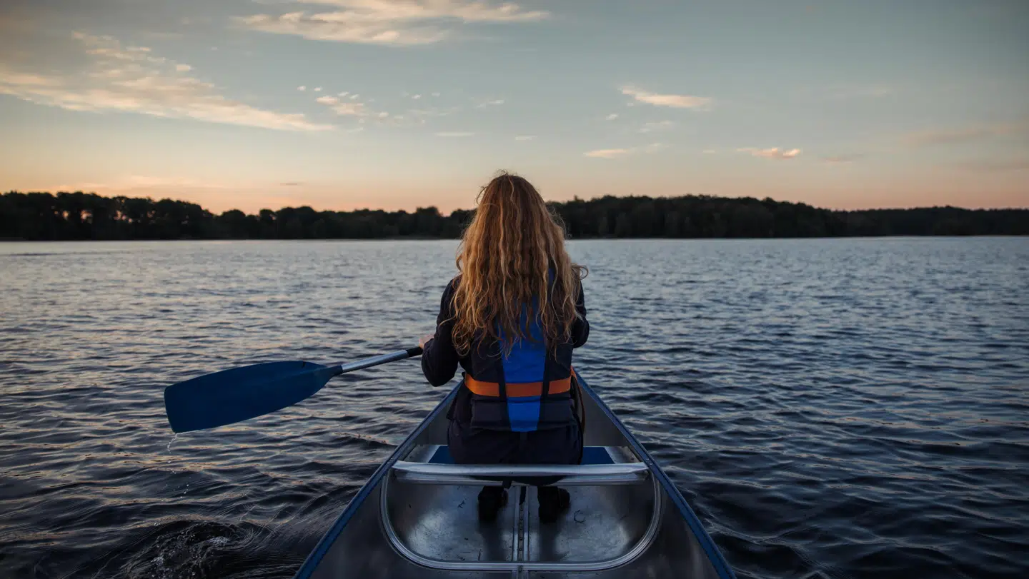 Du føler dig alene med naturen, når du sejler på den store Ivösjön i det nordøstlige Skåne. (Foto: sarahinthegreen.com)