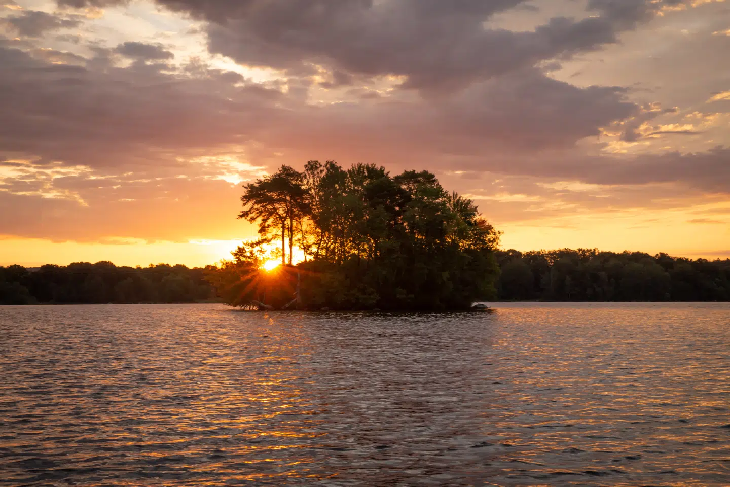 Smuk morgensol over vores smukke ø. (Foto: sarahinthegreen.com)