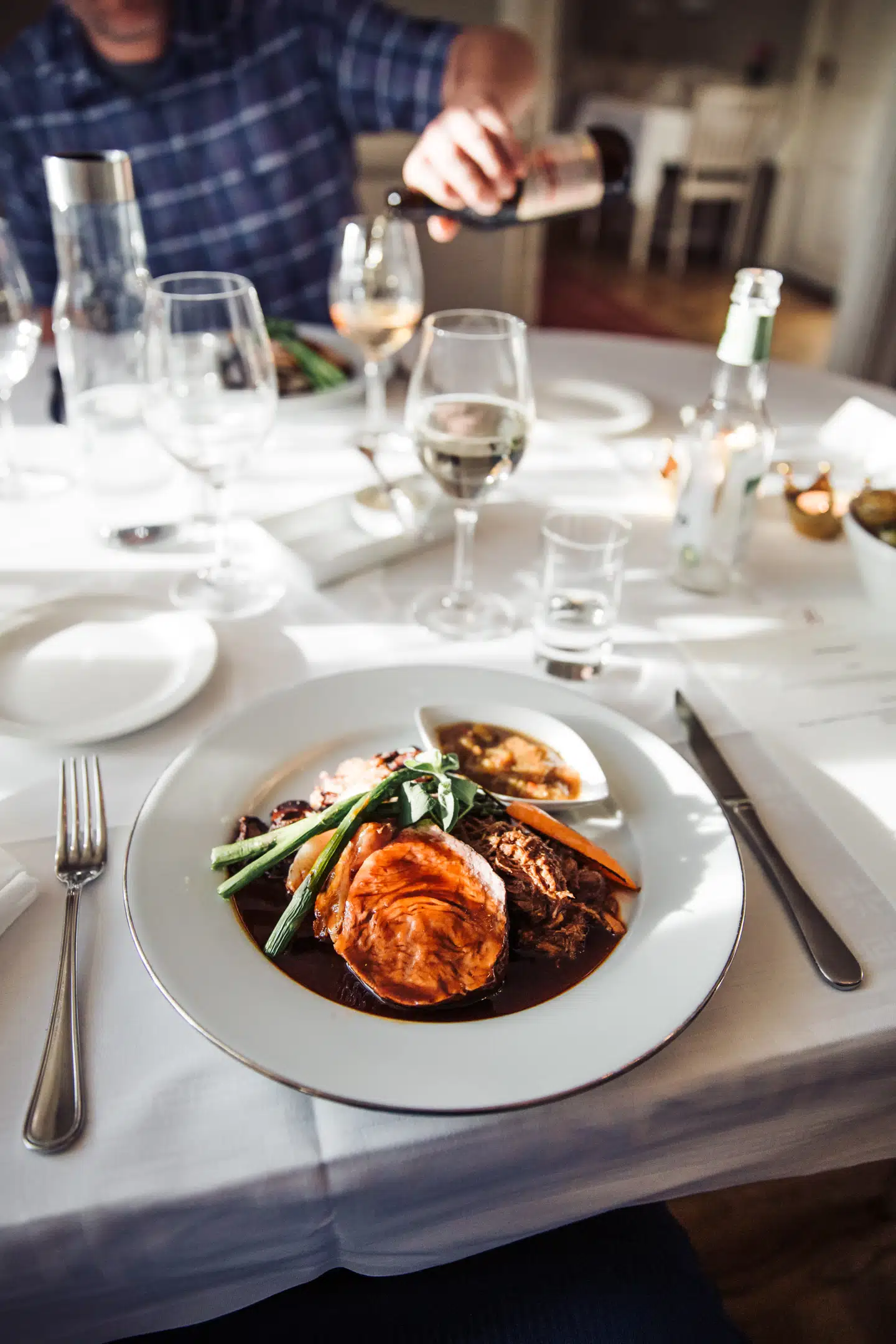 Efter nogle dage i vildmarken, hvor man har levet flot - men primitivt - er det en endnu større fornøjelse at nyde et gourmetmåltid på en rigtig slotsrestaurant. (Foto: sarahinthegreen.com)