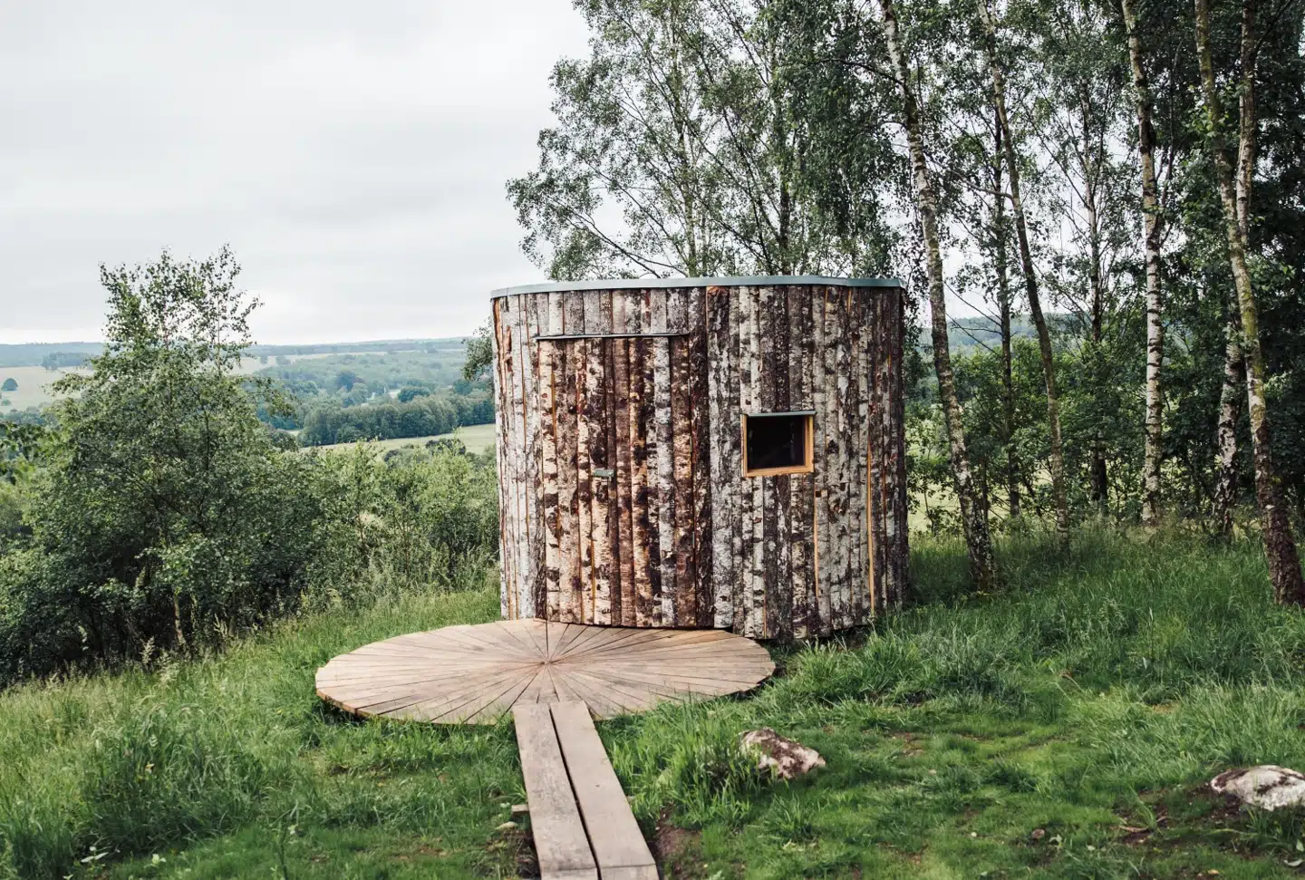 De to nyindviede shelters, som bærer navnene Birk og Birka, er nok blandt Sveriges smukkeste. Til efteråret udvides med den lidt større shelter Ronja. (Foto: sarahinthegreen.com)