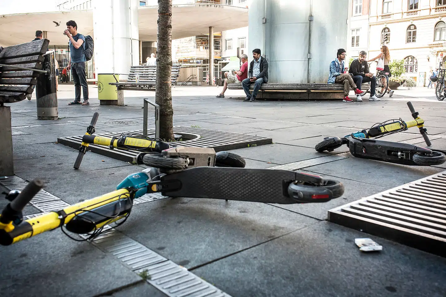 De mange henkastede elløbehjul i Indre By vidner om, at det langtfra var alle gårsdagens festglade københavnere, der kunne afholde sig fra at scoote en tur, selv om de formentlig var et sjat over den tilladte promillegrænse på 0,5 i de sene nattetimer.