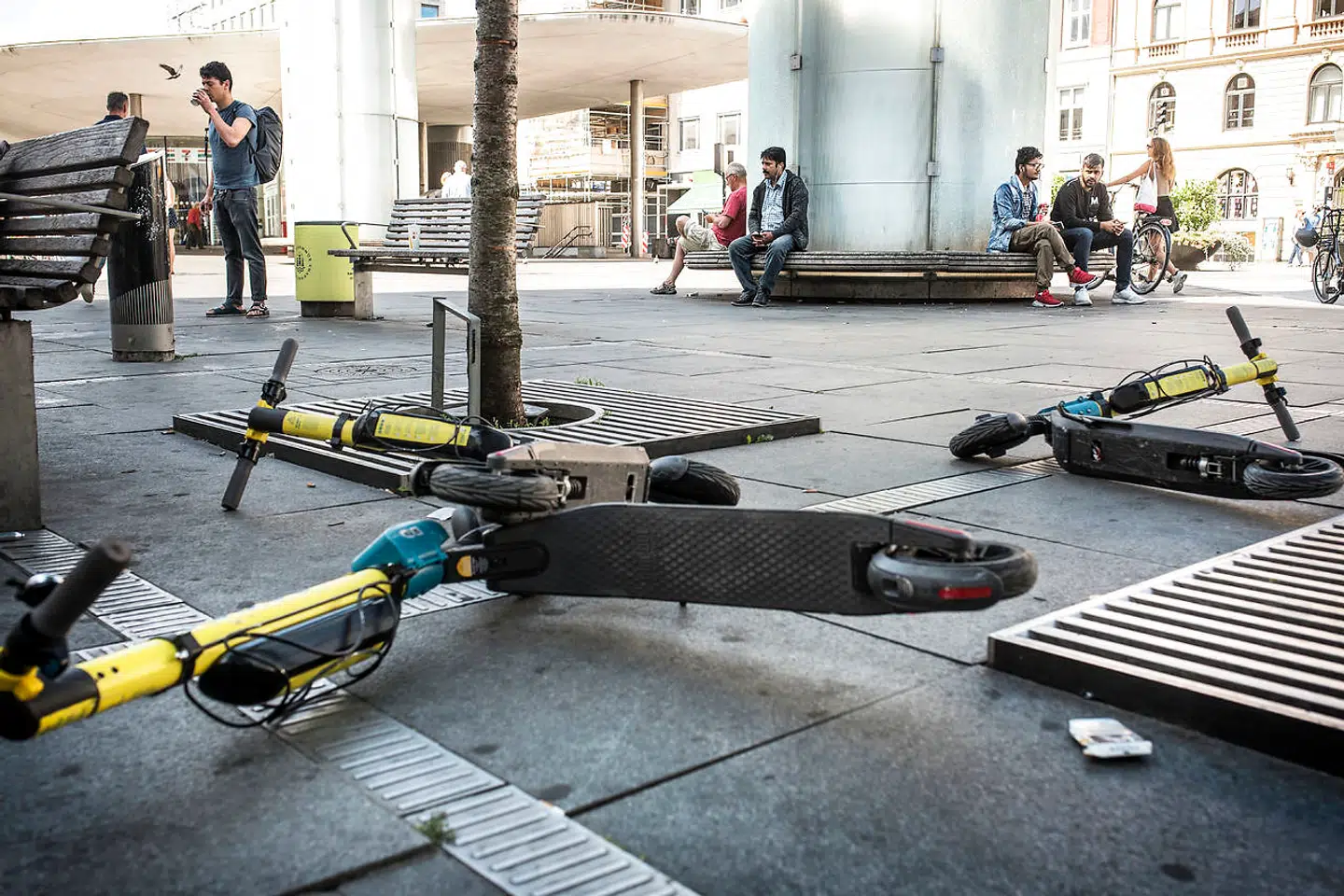 De mange henkastede elløbehjul i Indre By vidner om, at det langtfra var alle gårsdagens festglade københavnere, der kunne afholde sig fra at scoote en tur, selv om de formentlig var et sjat over den tilladte promillegrænse på 0,5 i de sene nattetimer.