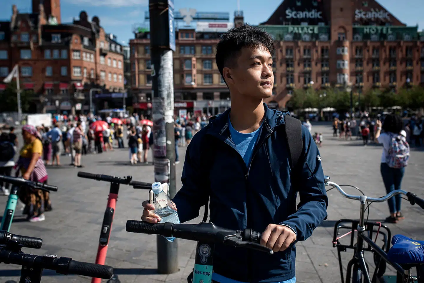Li Yang forsøger at låse et elløbehjul op, men man kan ikke bruge samme betalingsløsninger som i hjemlandet Kina, så han dropper hurtigt ideen.