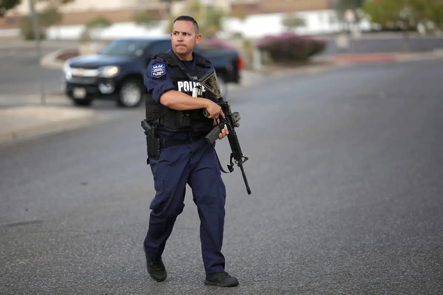 En politibetjent i El Paso i Texas nær gerningstedet, hvor 20 personer blev dræbt af en 21-årig formodet gerningsmand.