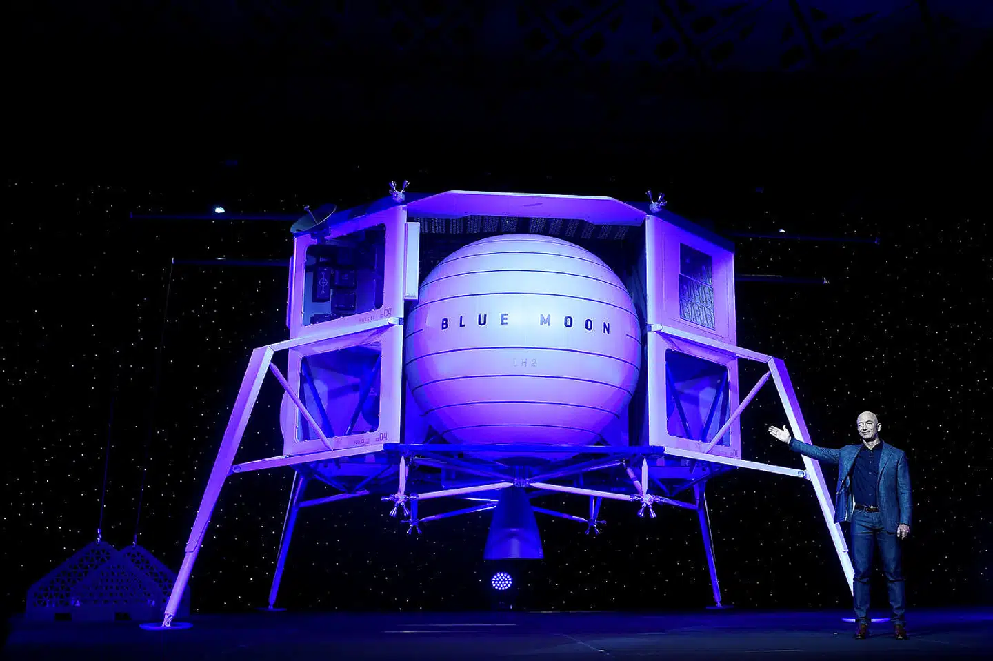 Amazons stifter og topchef, Jeff Bezos, lancerede i maj i år sit månefartøj, Blue Moon, der blandt andet kan bruges ubemandet til transport af gods til Månen. Nu skal Bezos samarbejde med NASA om at kunne lande fartøjet sikkert og præcist på Månen. Foto: Clodagh Kilcoyne / Reuters / Scanpix