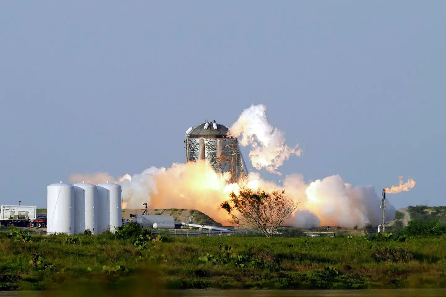 24. juli testede Elon Musks SpaceX deres Raptor-motor på en såkaldt Starhopper-raket i Boca Chica, nær Brownsville iTexas. SpaceX er med i to industrielle samarbejdsprojekter med NASA. U.S. Foto: VERONICA CARDENAS/Ritzau Scanpix.