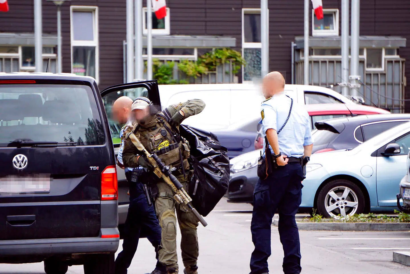 Østjyllands Politi er søndag til stede i området Bispehaven i Hasle i det vestlige Aarhus. . (Foto: presse-fotos.dk/Ritzau Scanpix)