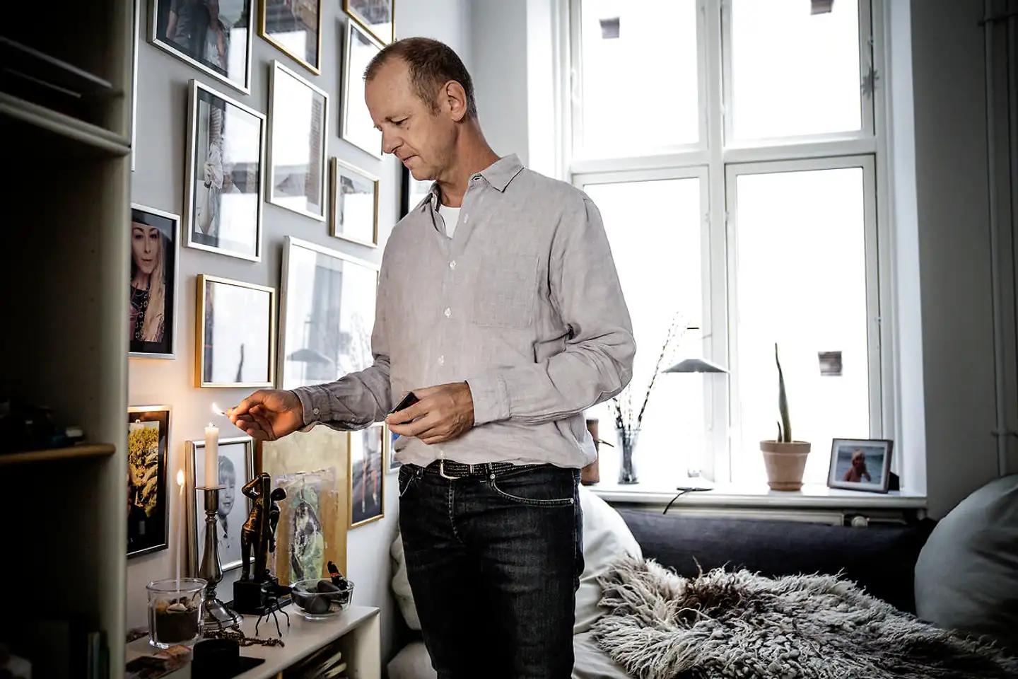 Ved stuekrogen mod syd opbevarer Niels Boje Lund mange minder om Mathias. Hans dvd-er, yndlingssko, fodboldpokaler, børnebøger og ting, han har lavet i skolen. Niels Boje tænder altid lys for Mathias.