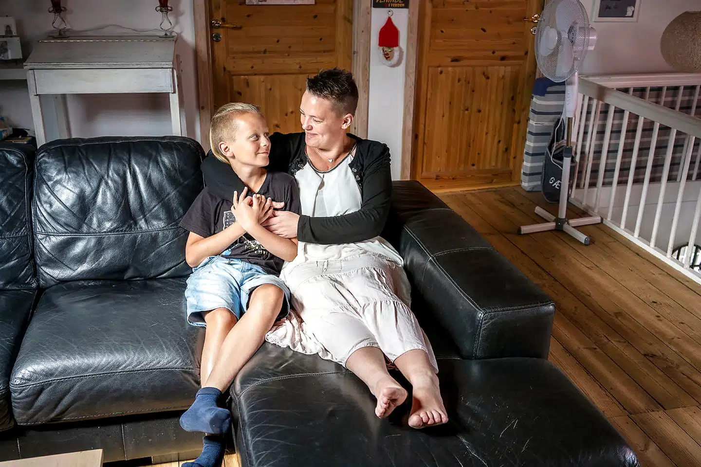 Jean Nielsen, hér sammen med sønnen Magnus, er blandt et stigende antal danskere, som er blevet reddet af et mekanisk hjerte, en såkaldt HeartMate - hjerteven.