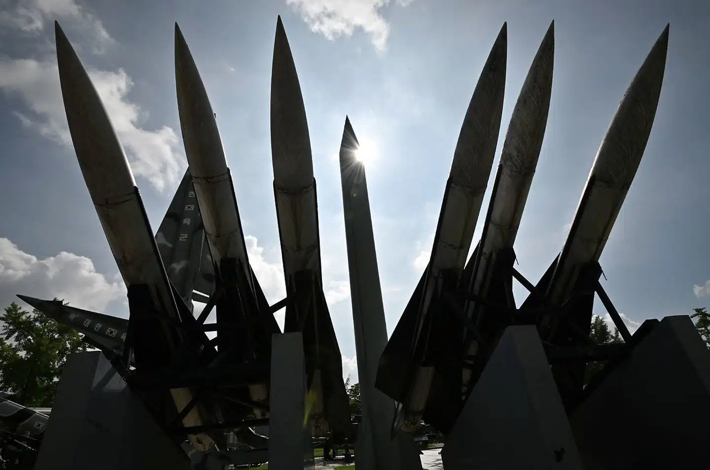 Ved mindesmærket for Korea-krigen i sydkoreanske Seoul er opstillet denne kopi af et norkoreansk Scud-B-missil (i midten) og sydkoreanske Hawk jord-til-luft-missiler.