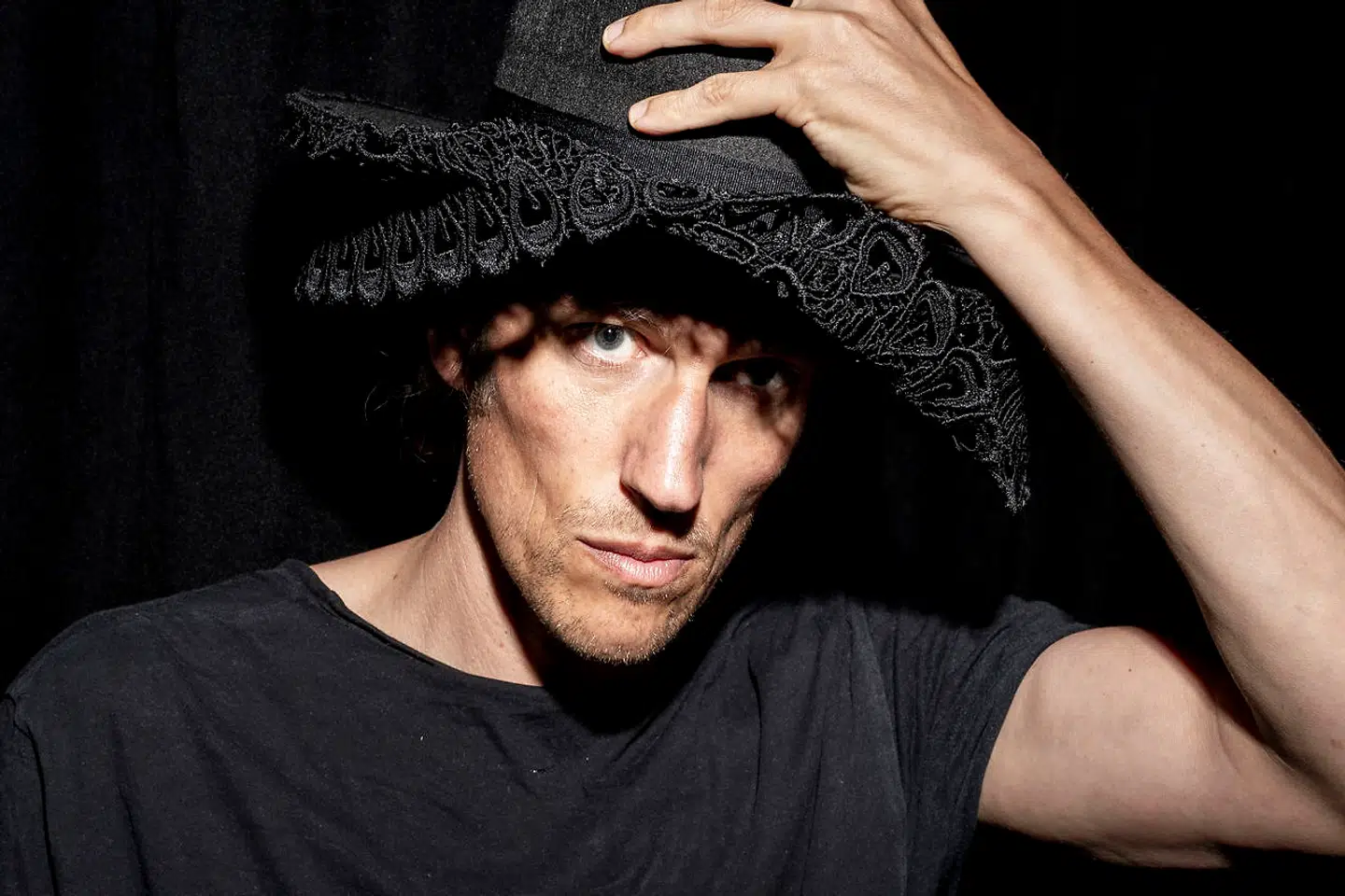 Alene på teatret i sommerferien: Christian Lollike forebereder sin iscenesættelse af Mozarts opera »Don Juan« på teatret Sort/Hvid i Kødbyen.