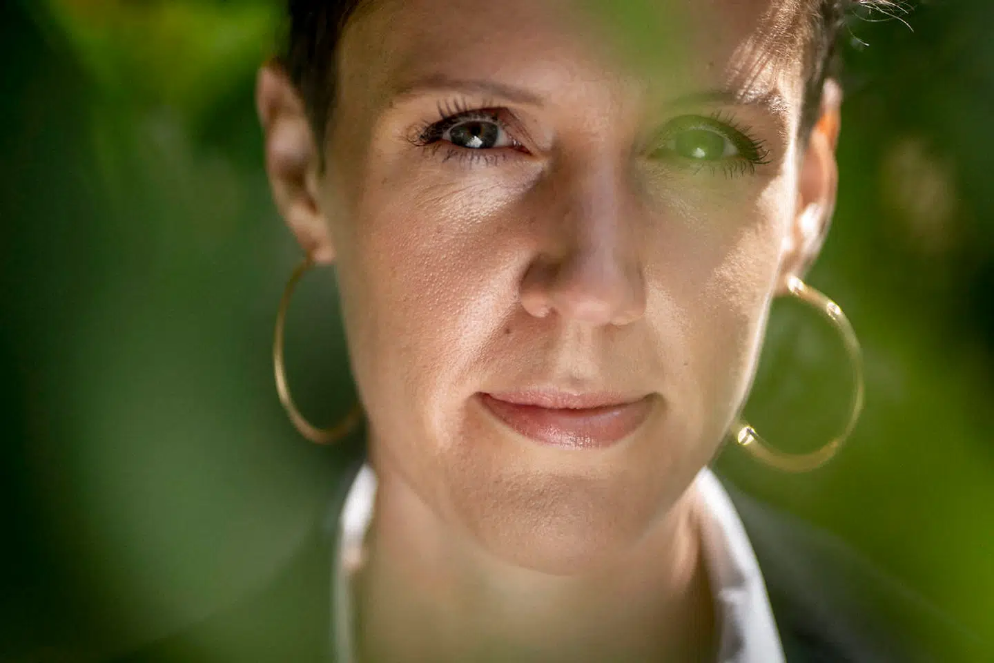 Anne Marie Engtoft Larsen arbejder for World Economic Forum som rådgiver for virksomhedsledere og regeringer verden over. For tiden rinder ud for de regeringer, der endnu ikke har formået at tage hånd om den hastige teknologiske udvikling, der i de komende år helt og aldeles kan revolutionere verden, som vi kender den. Det er det, Anne Marie Engtoft Larsen forsøger at rådgive dem til. Hvis ikke det lykkes, frygter hun, at verden knækker i to.