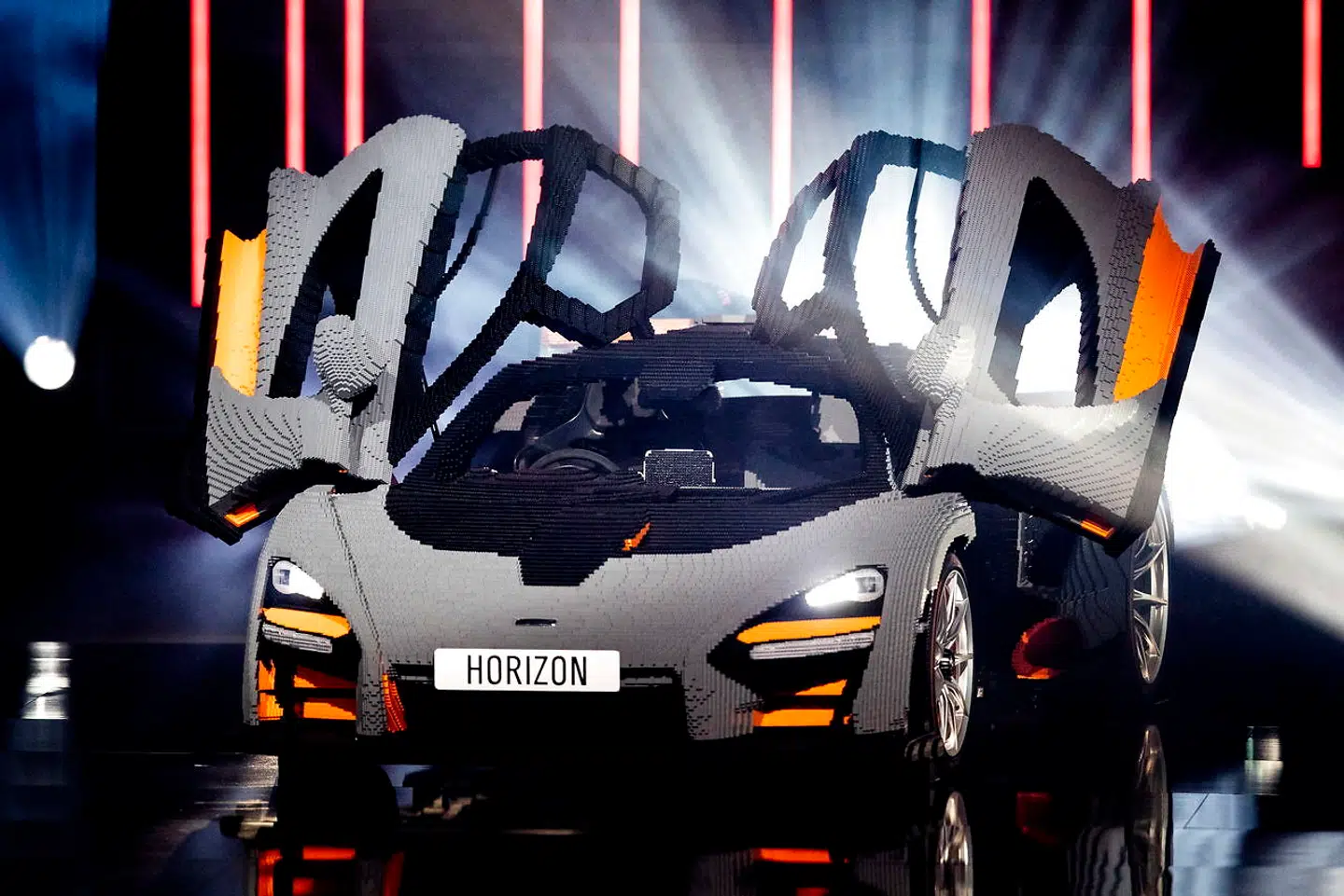 Lego dukkede også op i juni i år til Microsoft Xbox 2019 i Los Angeles i Californien. Her blev blev Lego sportsbil i fuld størrelse præsenteret på scenen i forbindelse med præsentationen af spillene »Forza Horizon« og »Lego Speed Champions«. Foto: Etienne Laurent / EPA / Scanpix