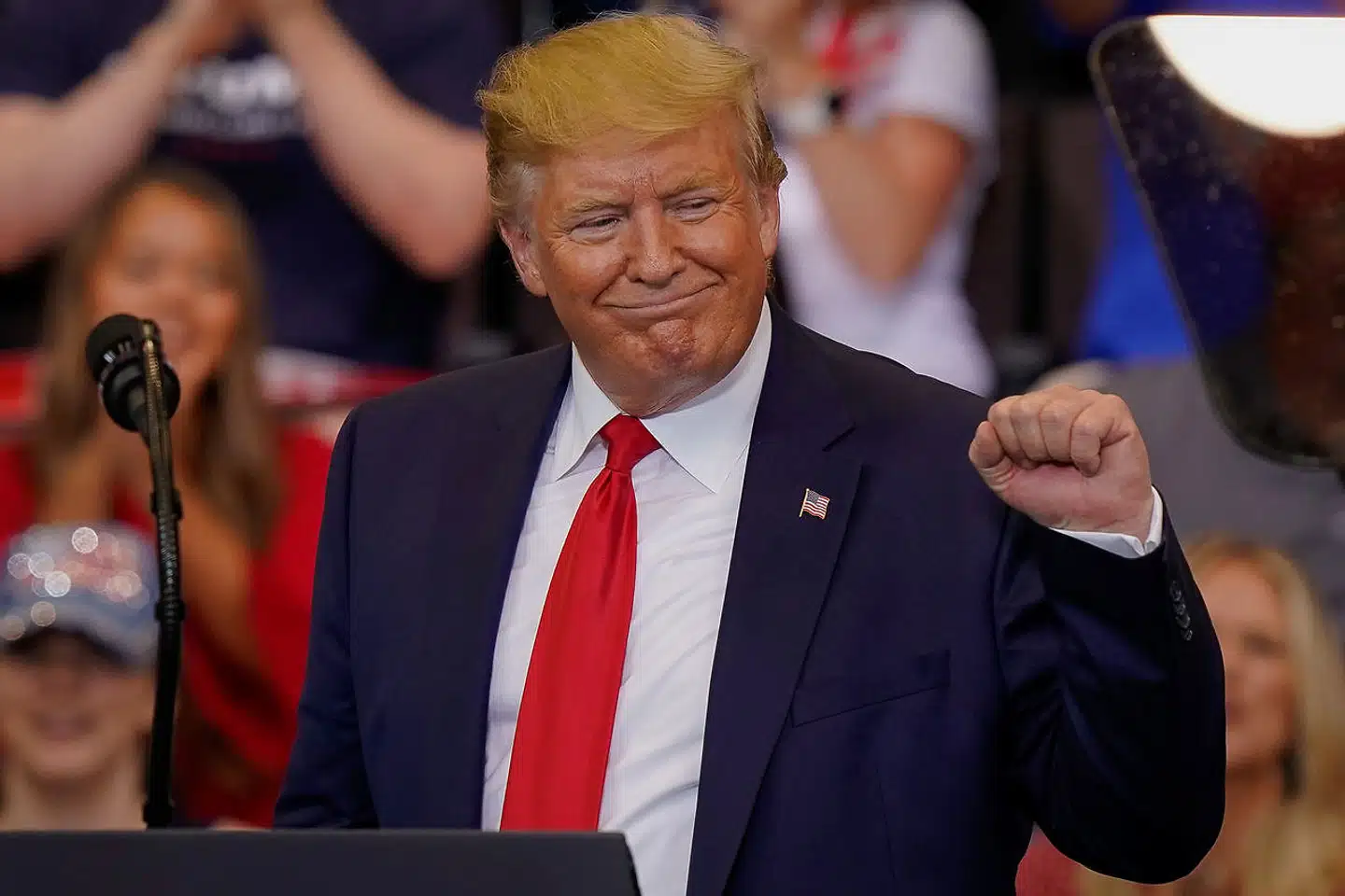 Den amerikanske præsident Donald Trump varslede sent torsdag aften, at USA ville puste yderligere til handelskrigen med Kina. Der vil således komme 10 pct. told på den resterende import af varer fra Kina fra 1. september, og det sender rystelser ud over aktiemarkederne.