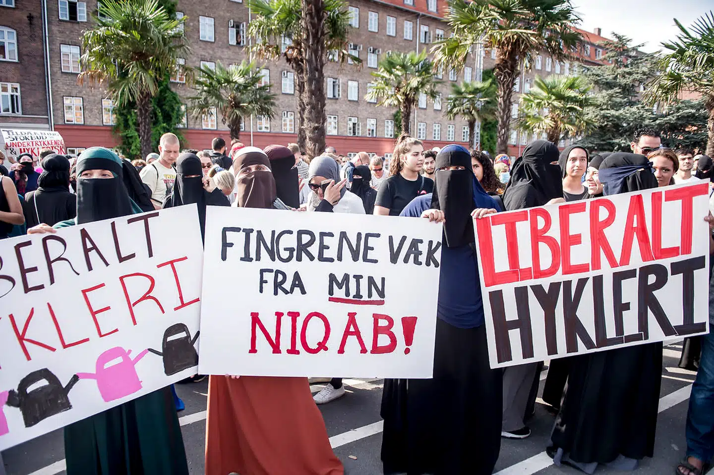 Arkiv. Der var flere demonstrationer imod tildækningsforbuddet, da det trådte i kraft 1. august sidste år. Her ses kvinder i niqab under demonstration imod forbuddet på Den Sorte Plads i København