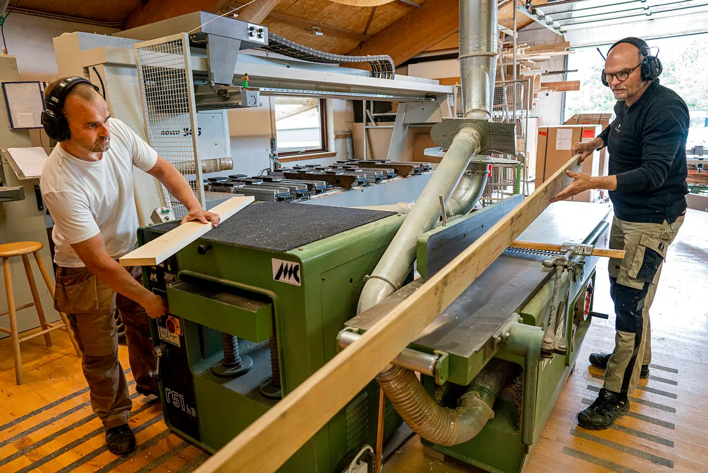 Lyden af sandpapir mod træ veksler med maskinsavens højlydte hvinen i den lille snedkervirksomhed i udkanten af Fredensborg. »Da vi startede virksomheden, vidste vi faktisk ikke rigtig, hvad vi havde gang i. Men det betød meget for mig at have indflydelse på min egen dagligdag,« siger Martin Arrild (t.h.).