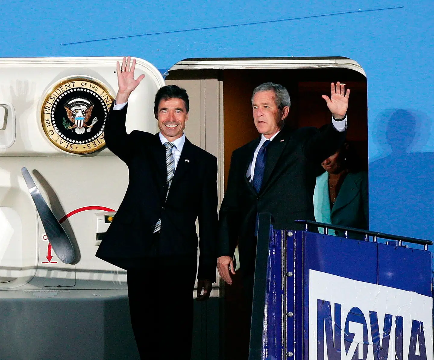 USA's præsident George W. Bush (th) og fru Laura modtages i København Lufthavn Kastrup af statsminister Anders Fogh Rasmussen og fru Anne-Mette tirsdag 5. juli 2005. Her de to statsledere på trappen til Air Force One. Efter indbydelse fra Hendes Majestæt Dronningen aflægger USA's præsident Hans Excellence Donald J. Trump og førstedame Melania Trump statsbesøg i Danmark den 2.-3. september 2019. . (Foto: Henning Bagger/Scanpix 2019)