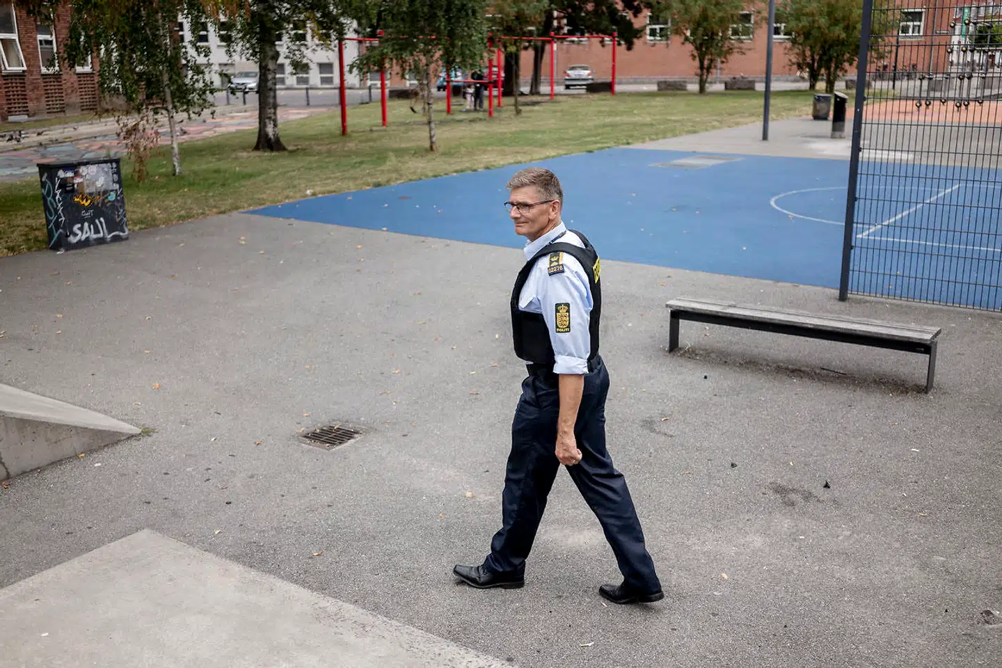 Jørgen Bergen Skov, chefpolitiinspektør i Københavns Politi, har besøgt Sigynsgade og Krakas Plads på Nørrebro i København. Han fortæller, at politiet hele tiden justerer sin indsats i området.
