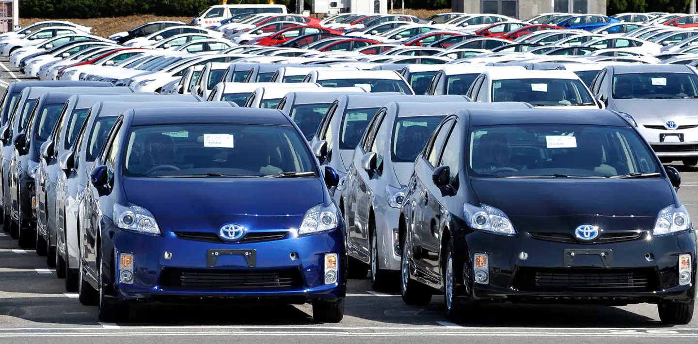 Toyota kan ikke overhale Volkswagen. Den japanske producent forbliver verdens andenstørste bilproducent i første halvår trods negativ vækst hos Volkswagen.