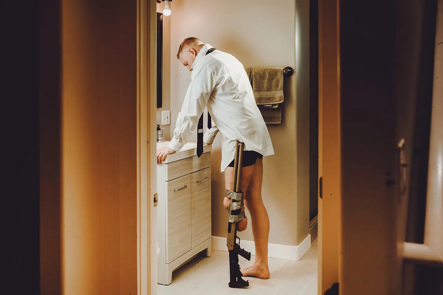 Joshua Nowlan sad i en biografsal i 2012 i Aurora, Colorado, som blev centrum for et masseskyderi, hvor 12 personer døde og 70 personer blev såret. Han mistede selv det ene ben.