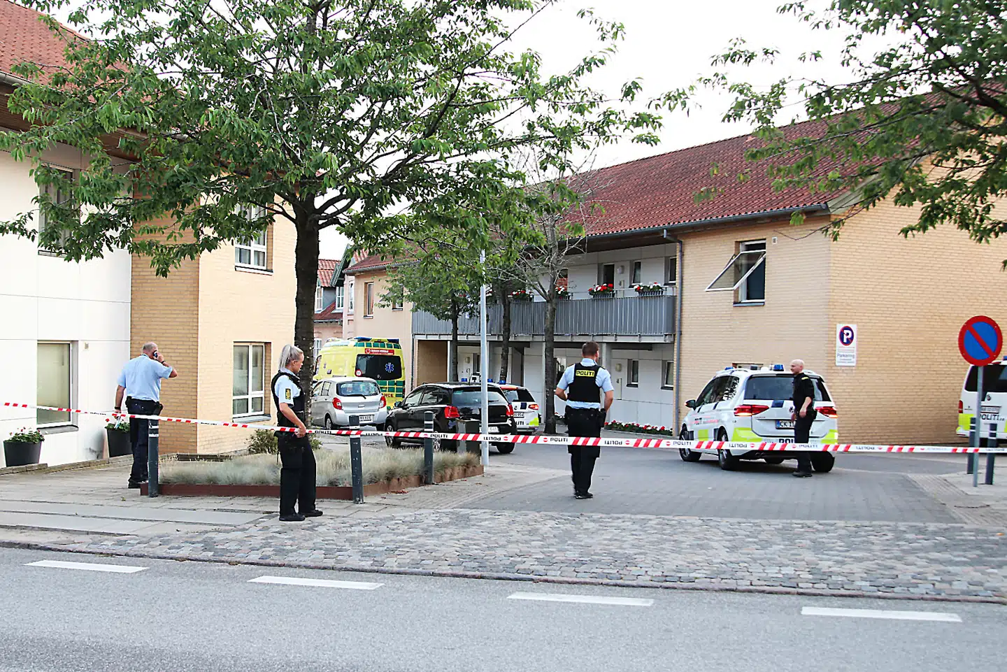Politi og teknikere er til stede ved boligkomplekset Trekanten 2 i Ringsted hvor en 38 årig kvinde er blevet stukket ned med en kniv mandag den 29. juli 2019. En dreng på 15 år er blevet anholdt for at have dræbt sin mor i Ringsted tidligt mandag aften, oplyser Midt- og Vestsjællands Politi. Det skriver Ritzau, tirsdag den 30. juli 2019.. (Foto: Presse-fotos.dk/Ritzau Scanpix)
