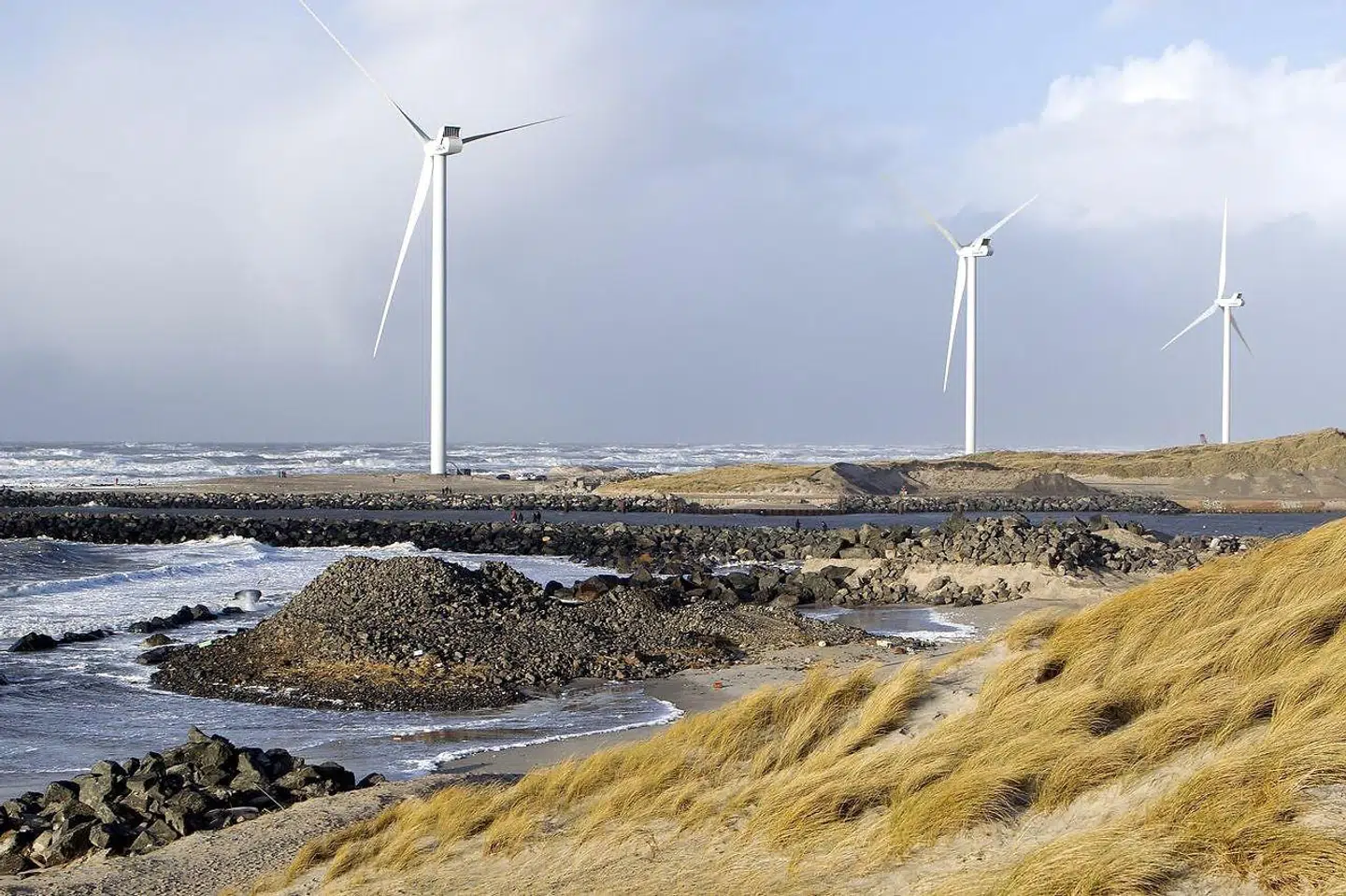 »Nu hvor jeg har fået en lille familie, er det selvfølgelig heller ikke rigtig aktuelt at rejse alene, selvom det ikke kan afvises, at jeg en dag vender hjem fra sommerferie og har glemt Maria og Johannes i et sommerhus i Hvide Sande eller på en rasteplads i Blekinge,« skriver Mads Fuglede.