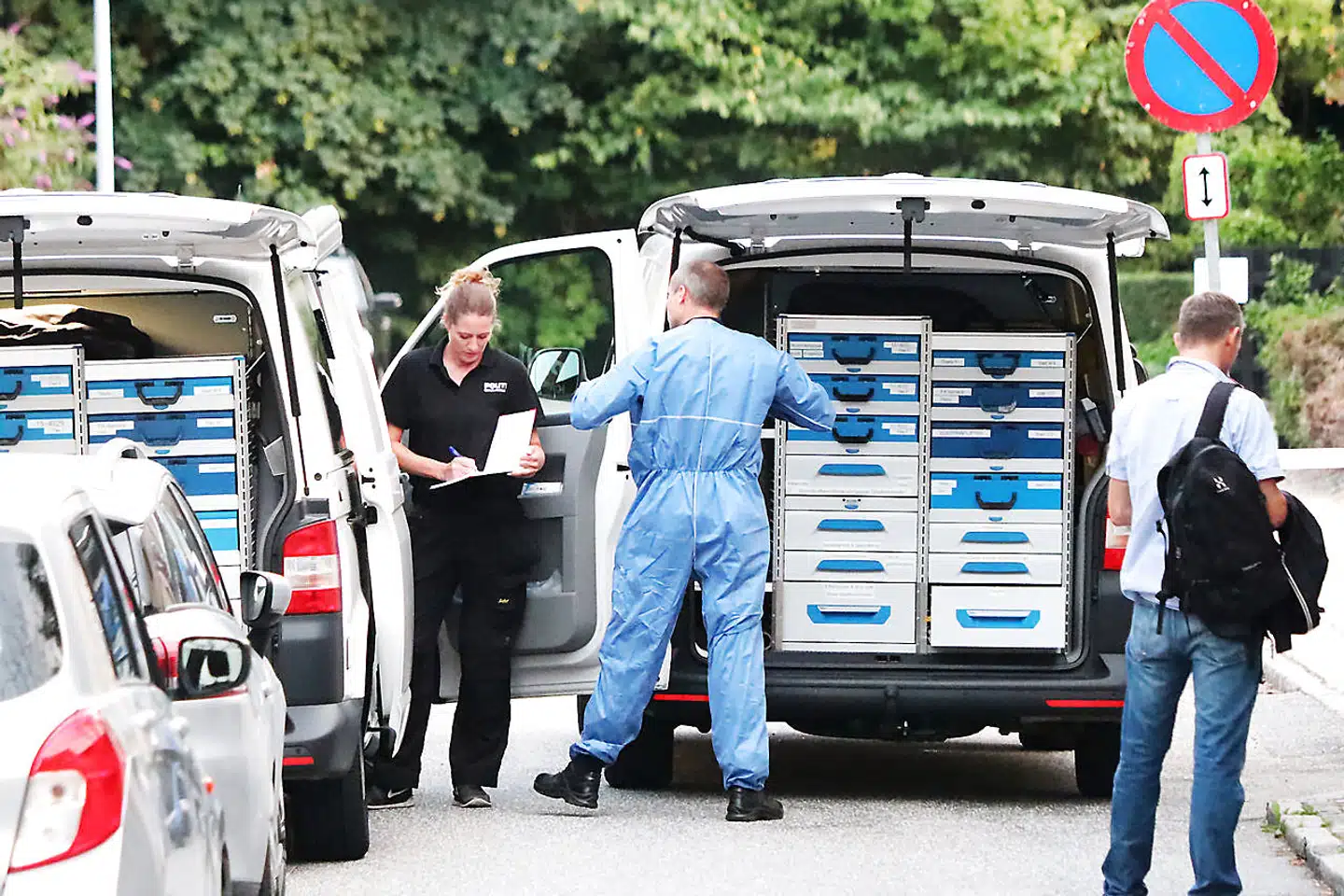 Politi og teknikere er til stede ved boligkomplekset Trekanten 2 i Ringsted hvor en 38 årig kvinde er blevet stukket ned med en kniv mandag den 29. juli 2019. En dreng på 15 år er blevet anholdt for at have dræbt sin mor i Ringsted tidligt mandag aften, oplyser Midt- og Vestsjællands Politi. Det skriver Ritzau, tirsdag den 30. juli 2019.. (Foto: Presse-fotos.dk/Ritzau Scanpix)