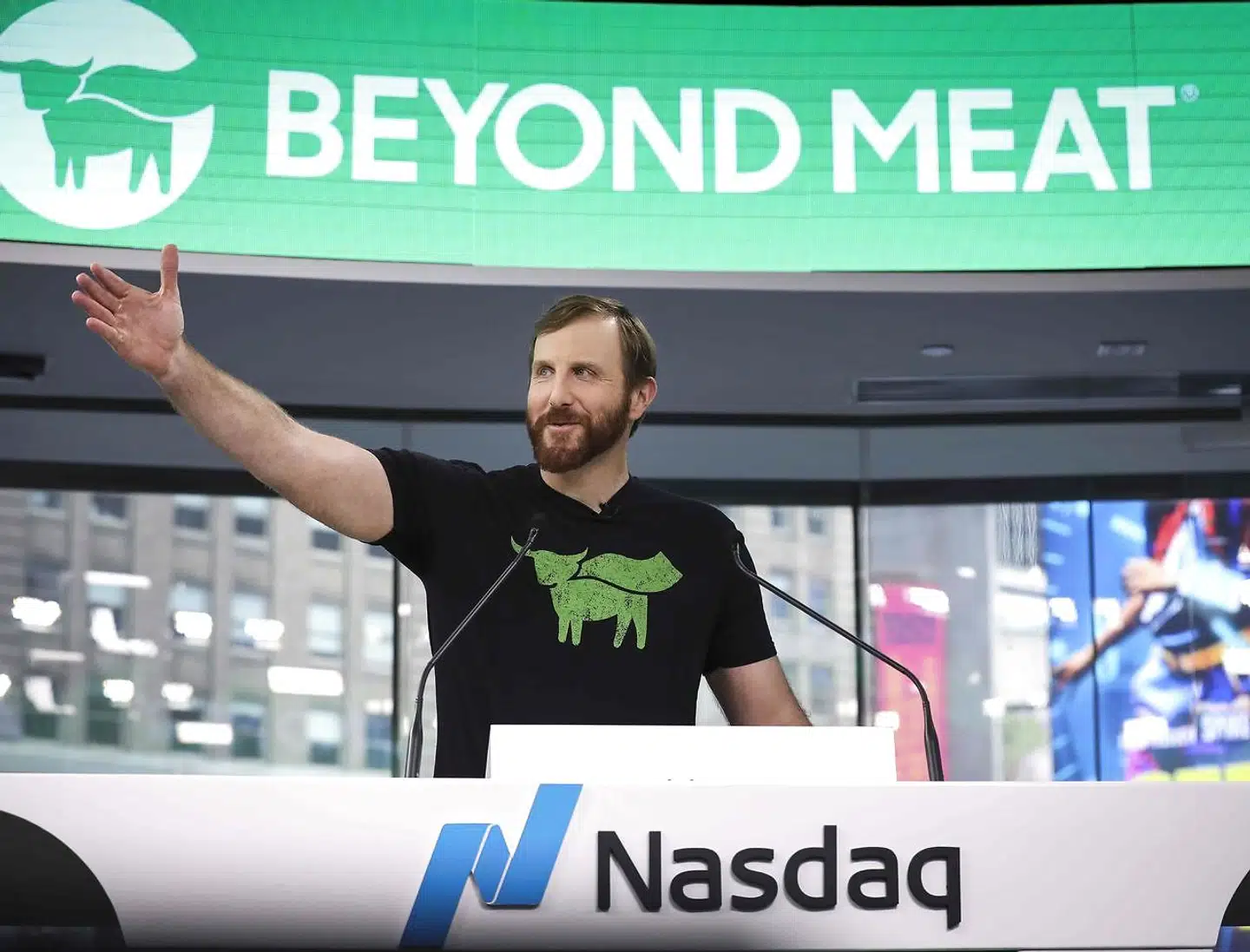 (Arkivfoto) Beyond Meat-topchef, Ethan Brown, vil sælge ud af sine aktier blot tre måneder efter, at han ringede med klokken på Nasdaq MarketSite i New York i forbindelse med selskabets børsnotering 2. maj i år. Det har fået aktiekursen til at rasle ned. Foto: Drew Angerer / GETTY IMAGES NORTH AMERICA / AFP / Scanpix