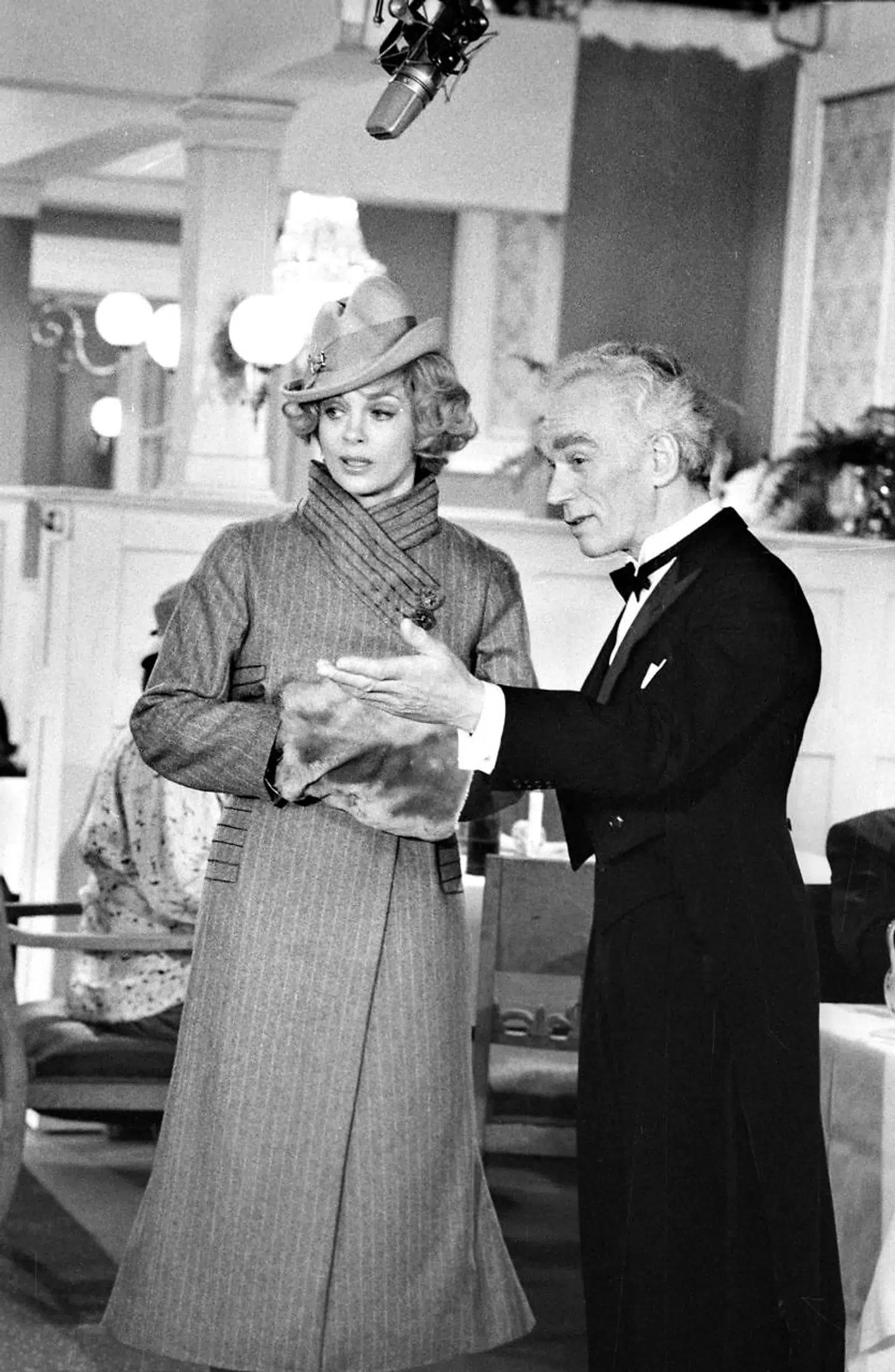 Olsen, overtjener på Postgaarden i »Matador«, er den rolle, mange mennesker stadig forbinder Holger Perfort med. Selv forstår han nu ikke postyret, men var da glad for at spille rollen. Her med Malene Schwartz som Maude Varnæs.