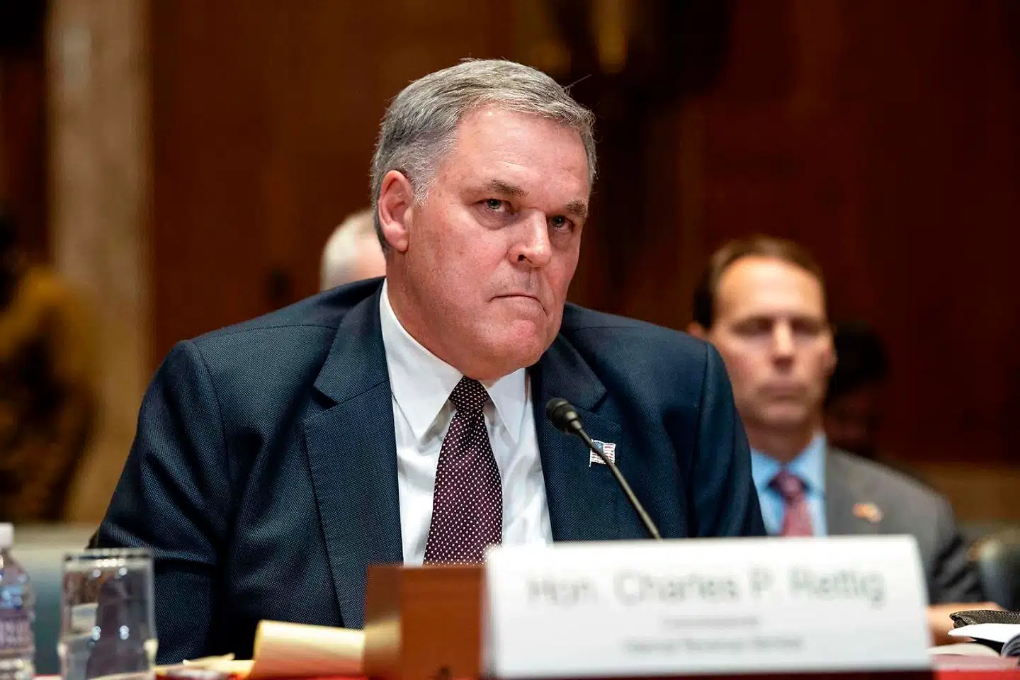 Kommissær for den amerikanske skattemyndighed Chuck Rettig advarer ejere af Bitcoin til at tage de udsendte breve alvorligt. Siden IRS betragter transsaktioner af Bitcoin og andet kryptovaluta som værende en skattepligtig indkomst, kan ejerne nemlig risikere at betale dyrt for potentiel skatteunddragelse.