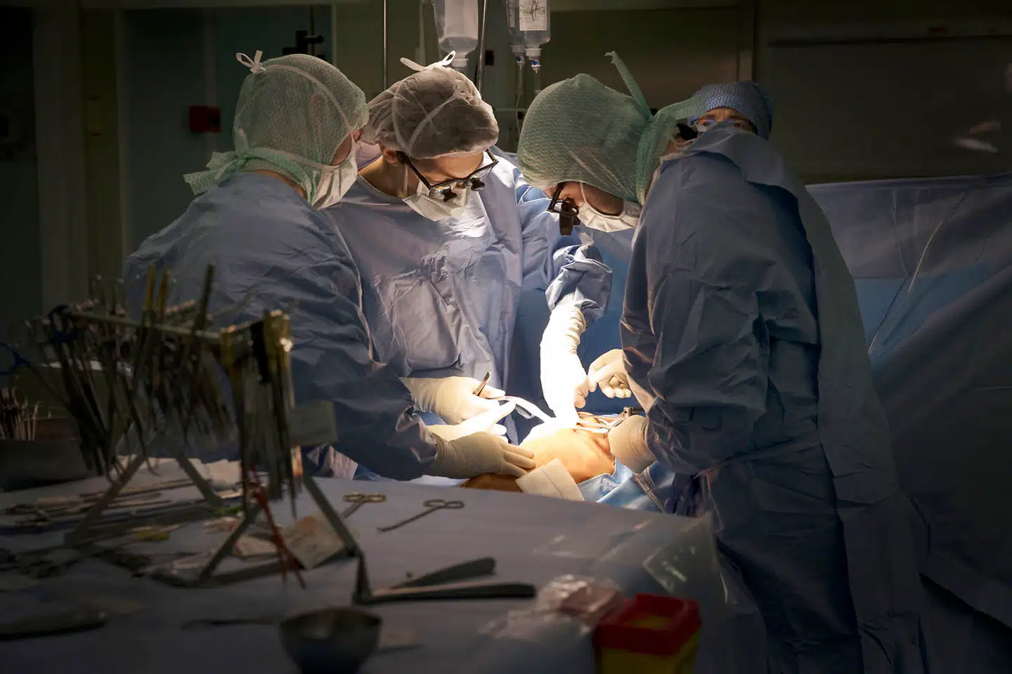 I perioder bliver mere end hver 10. hjerteoperation aflyst på Rigshospitalet, og på landsplan må hver fjerde patient vente mere end 30 dage på en hjerteklapoperation, viser nye tal. Billedet her er fra en hjerteoperation i Frankrig.